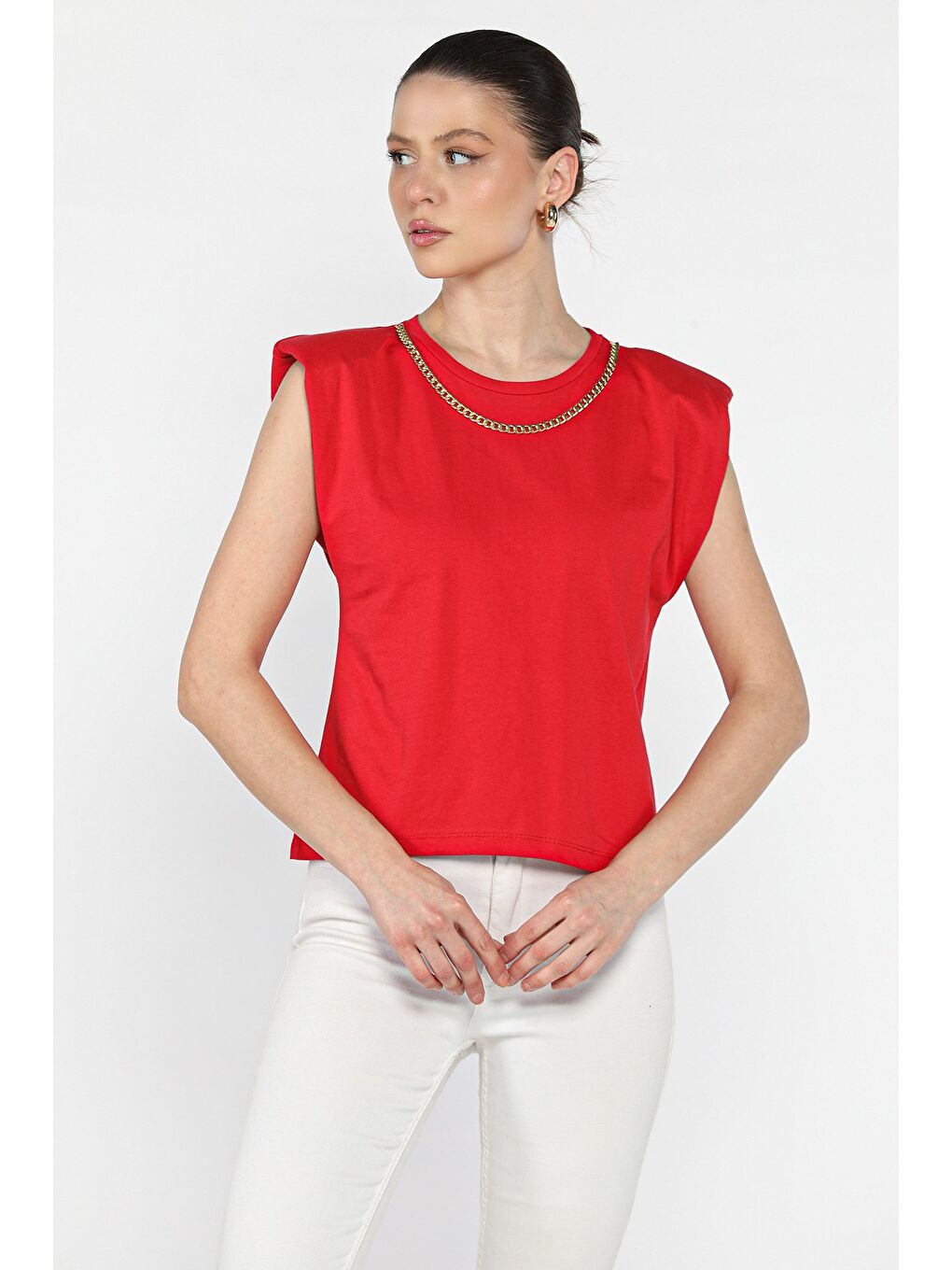Kırmızı Omuz Vatkalı Zincir Aksesuarlı Sıfır Kol Kadın Tişört-1