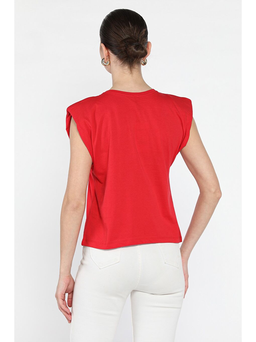 Kırmızı Omuz Vatkalı Zincir Aksesuarlı Sıfır Kol Kadın Tişört-2