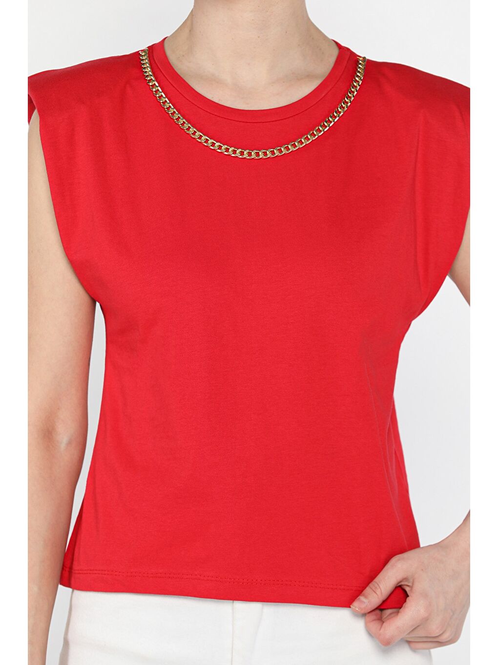 Kırmızı Omuz Vatkalı Zincir Aksesuarlı Sıfır Kol Kadın Tişört-3