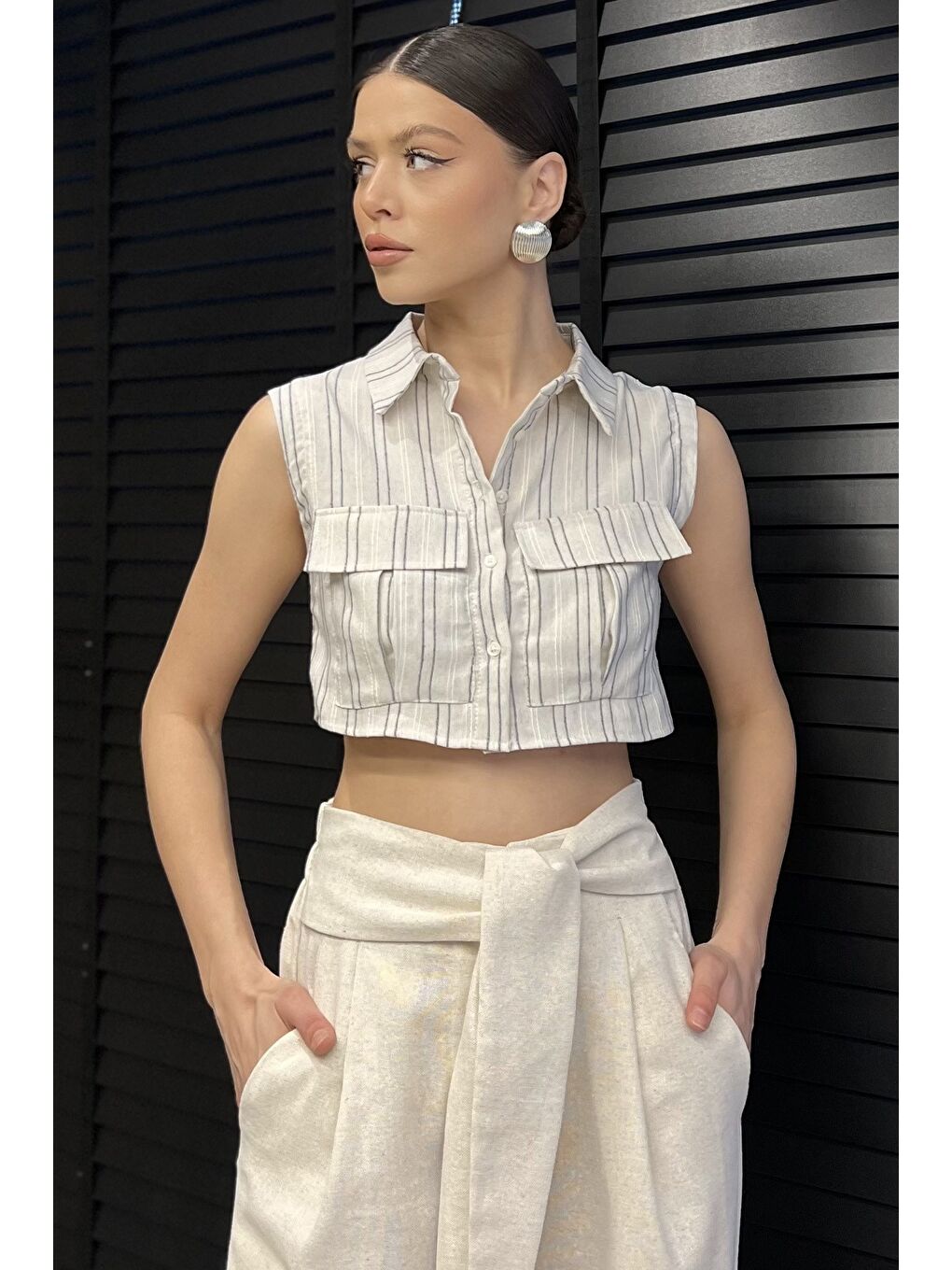 Bej Kadın Çift Cepli Çizgi Desenli Sıfır Kol Keten Crop Top Gömlek