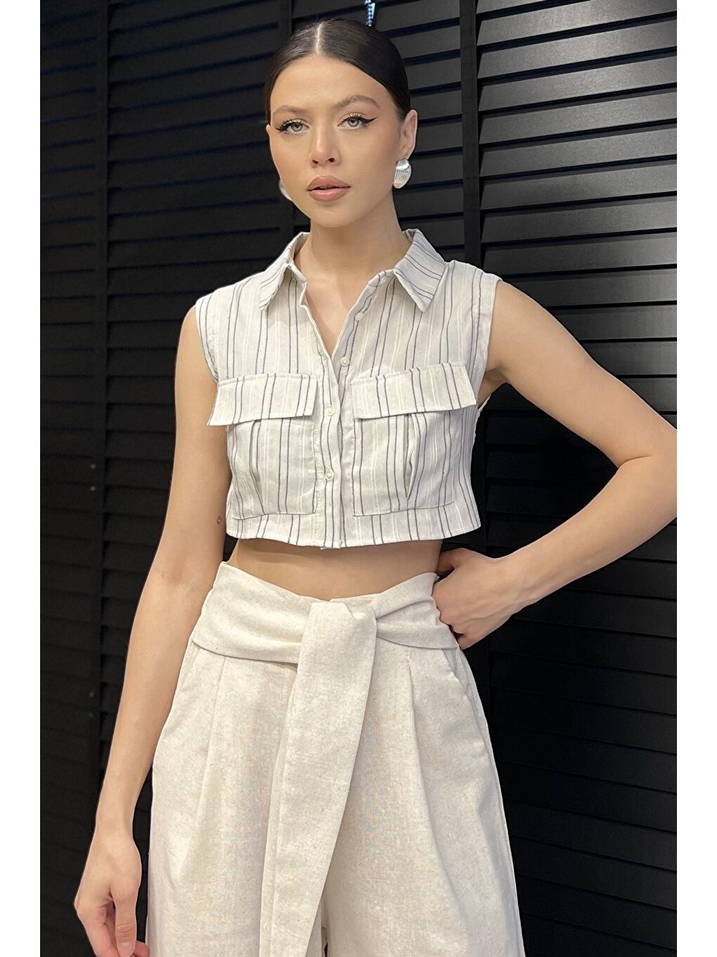 Bej Kadın Çift Cepli Çizgi Desenli Sıfır Kol Keten Crop Top Gömlek-1