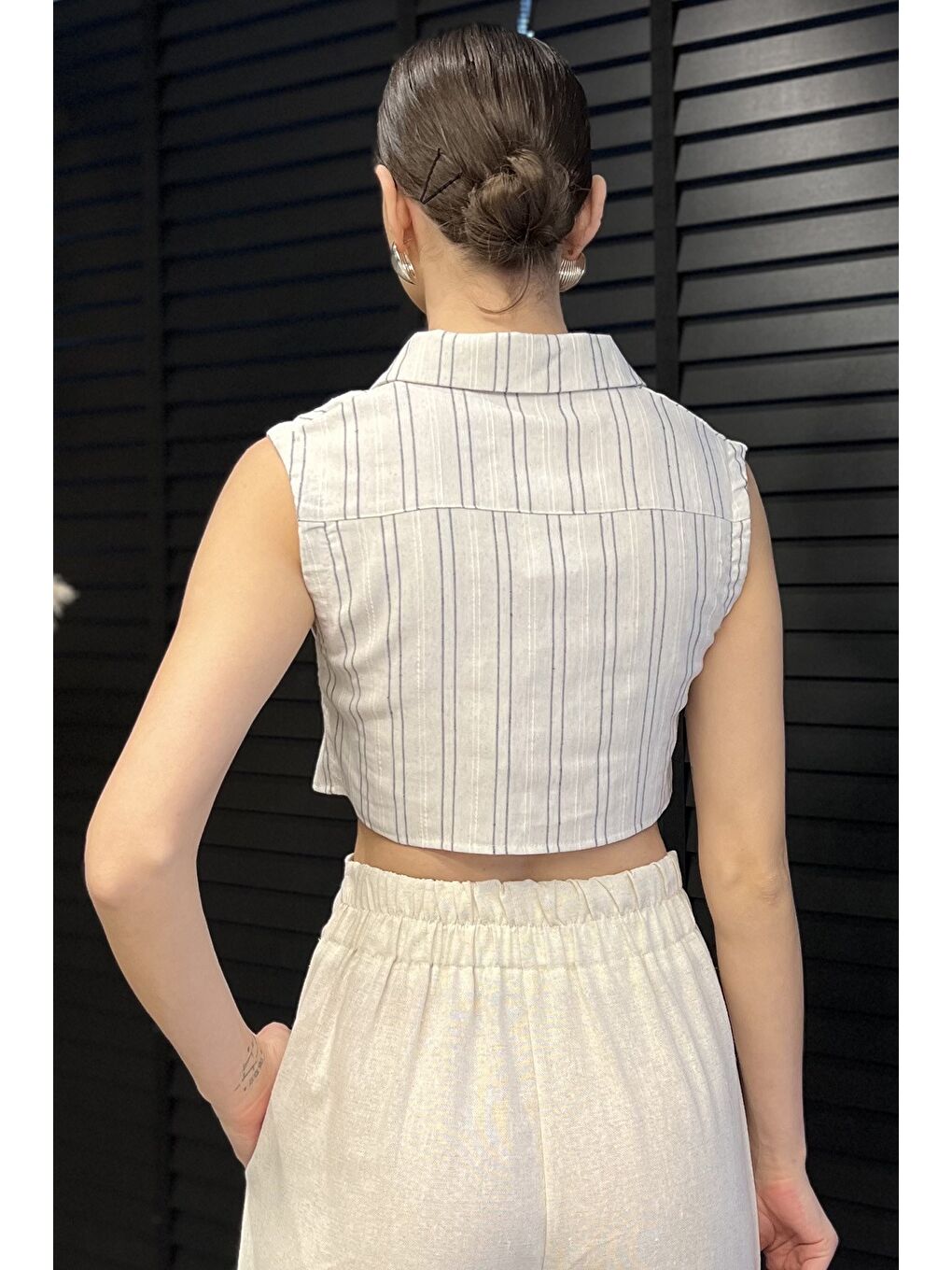 Bej Kadın Çift Cepli Çizgi Desenli Sıfır Kol Keten Crop Top Gömlek-2