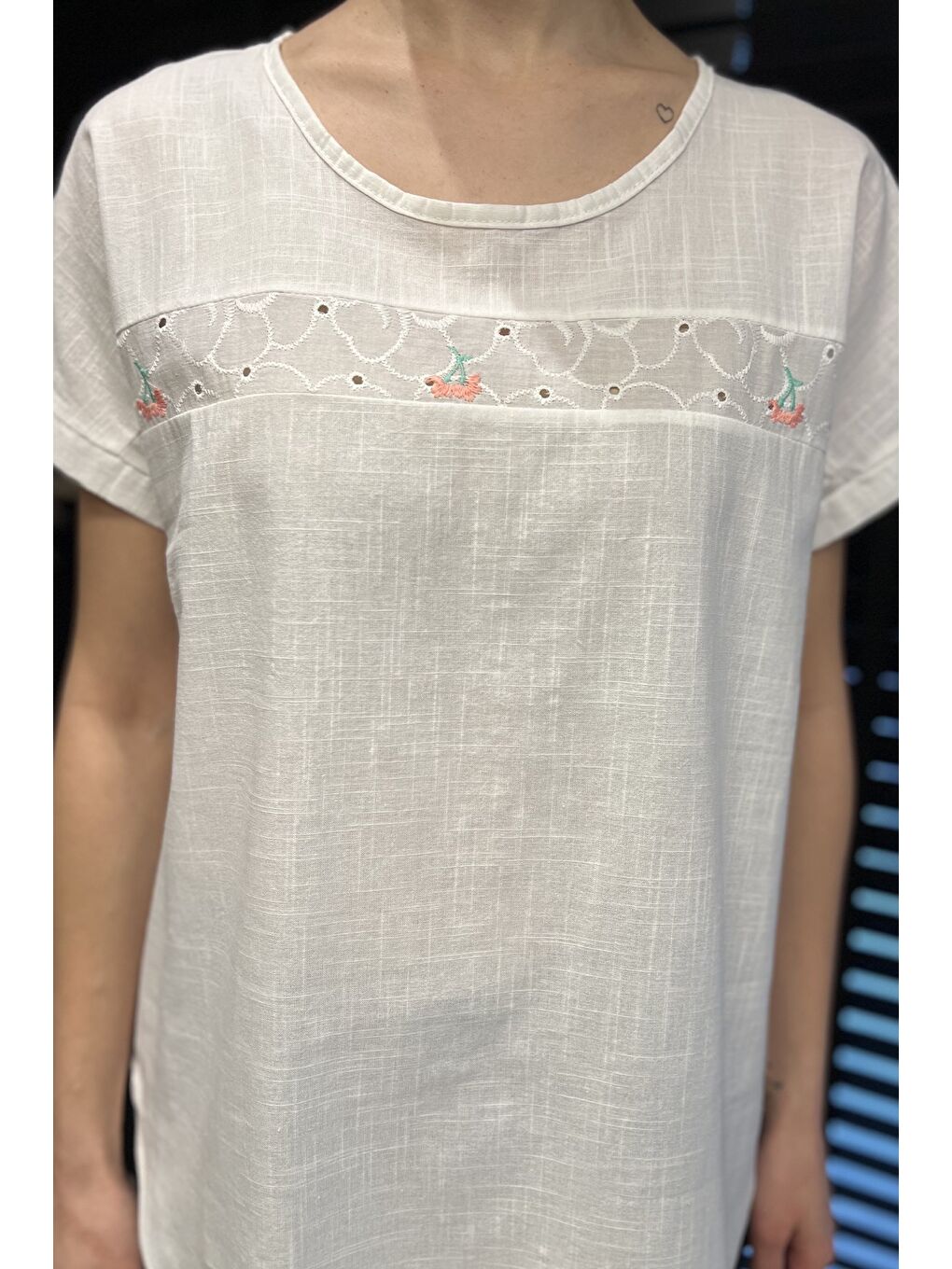 Ekru Nakışlı Kadın Keten Bluz-3