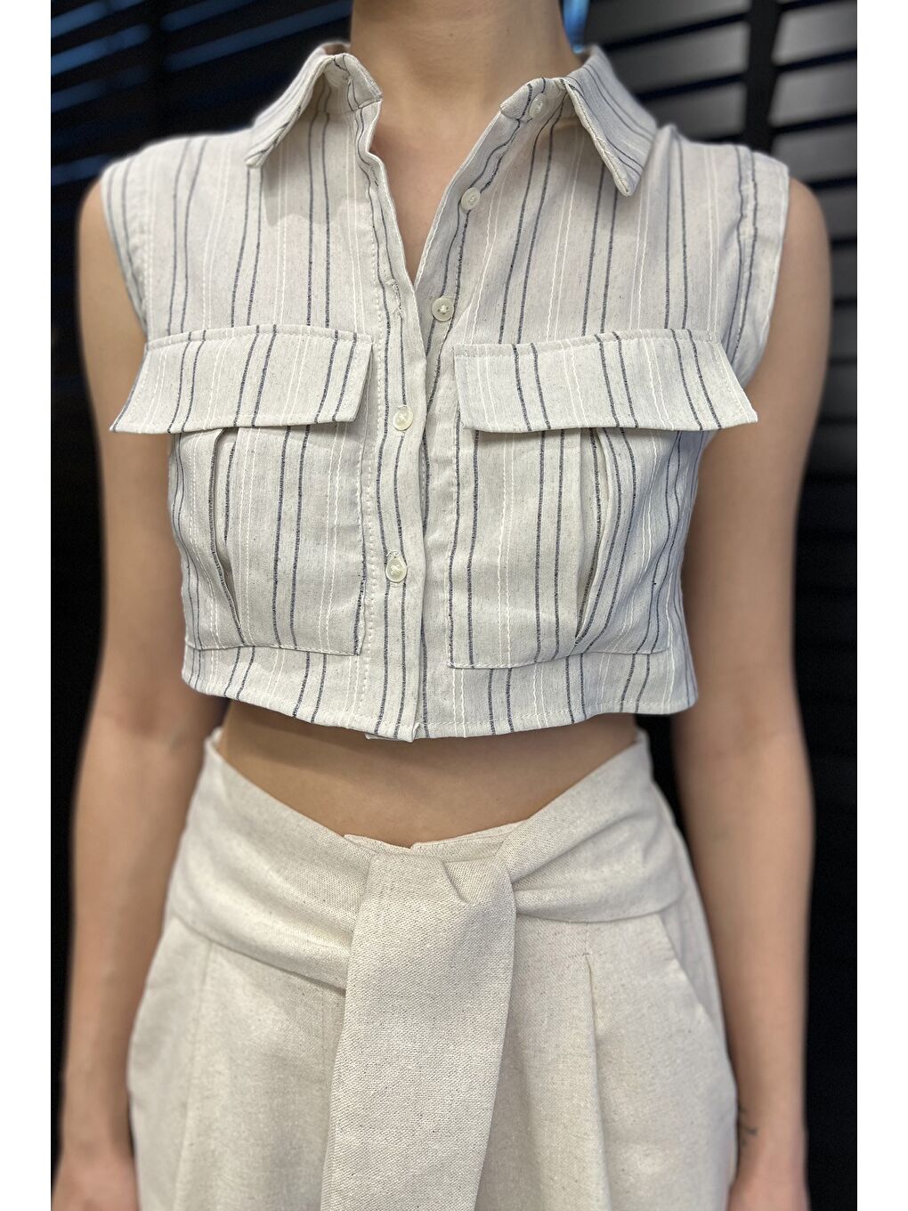 Bej Kadın Çift Cepli Çizgi Desenli Sıfır Kol Keten Crop Top Gömlek-3
