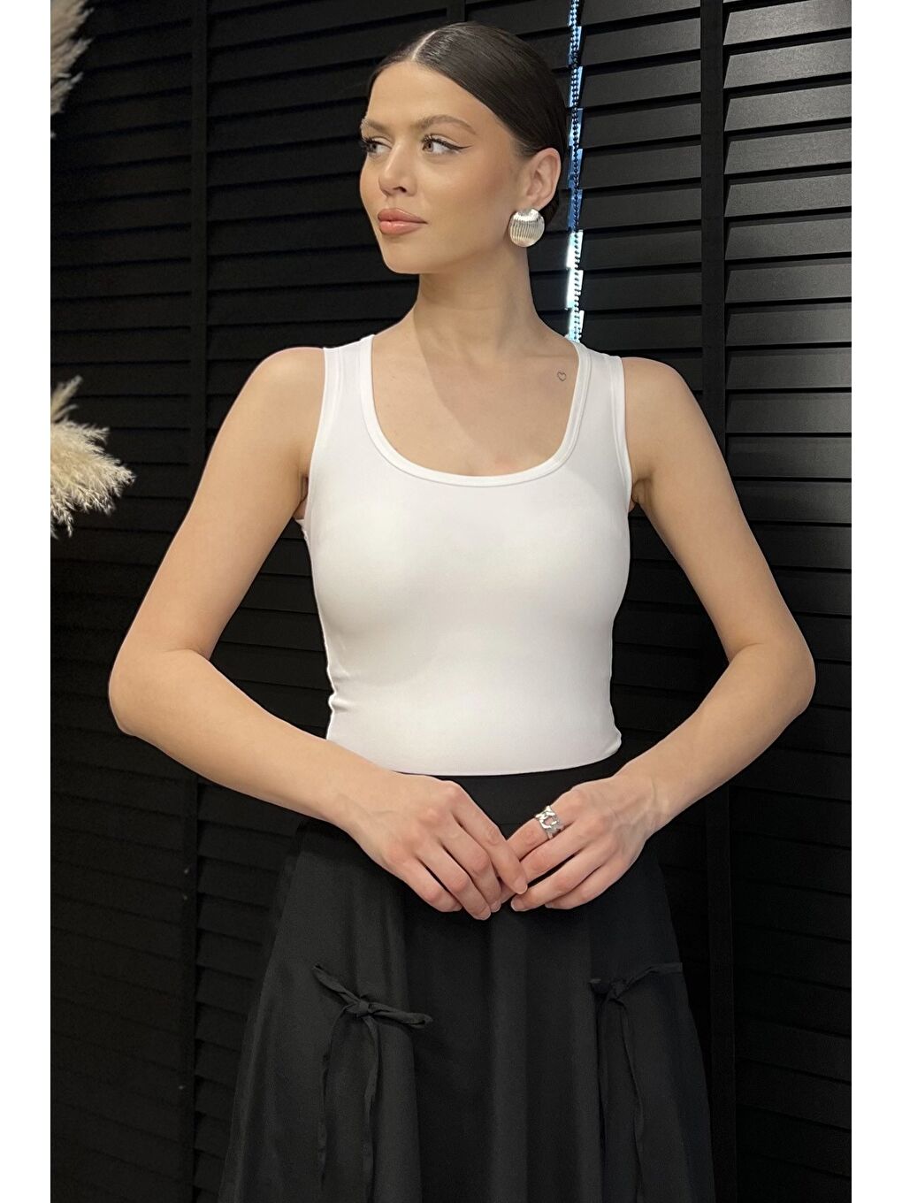 Beyaz Kadın Modal Kumaş Sıfır Kol Elastanlı Crop Top Bluz-1