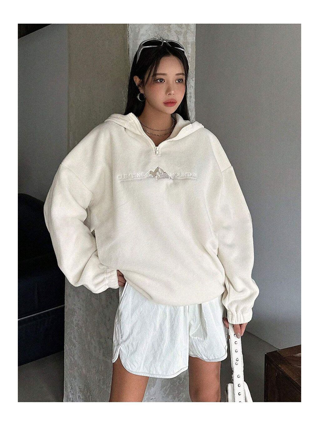 Trendseninle Beyaz Kadın Beyaz Climbing Mountain Baskılı Oversize Yarım Fermuarlı Kapüşonlu Polar Sweatshirt