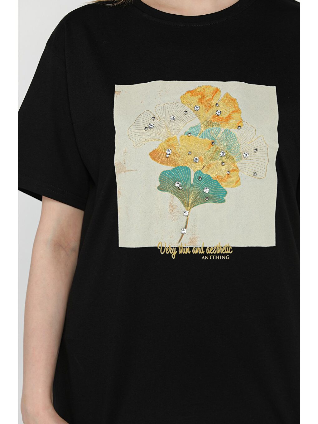 Siyah Bisiklet Yaka Baskılı Taşlı Kadın Tişört-3