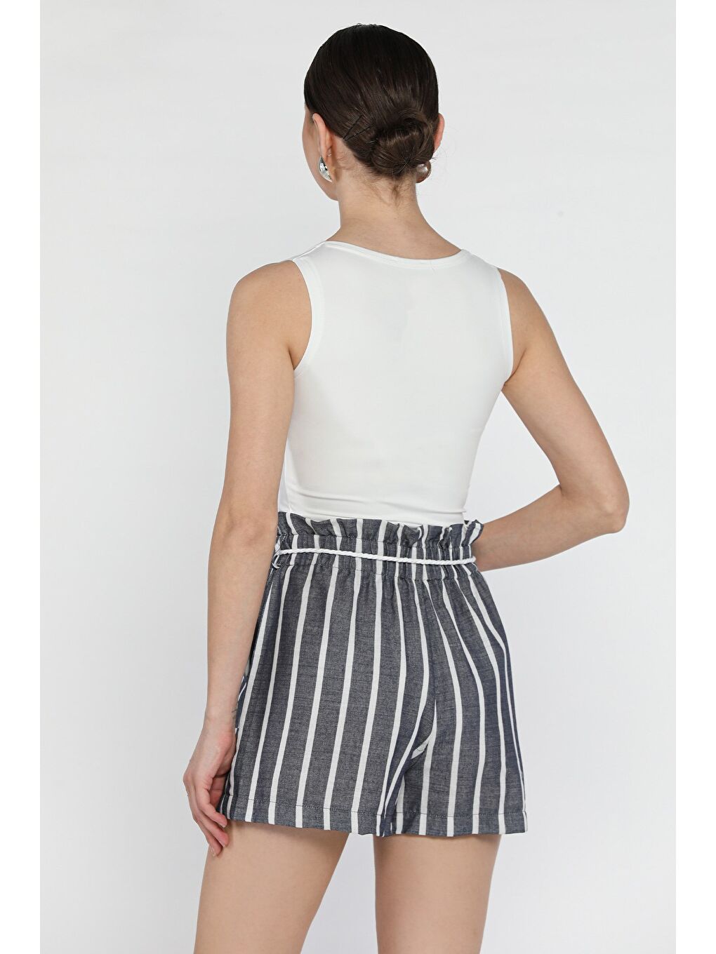 Lacivert Kadın Bel Lastikli Kuşak Detaylı Çizgi Desenli Şort-2