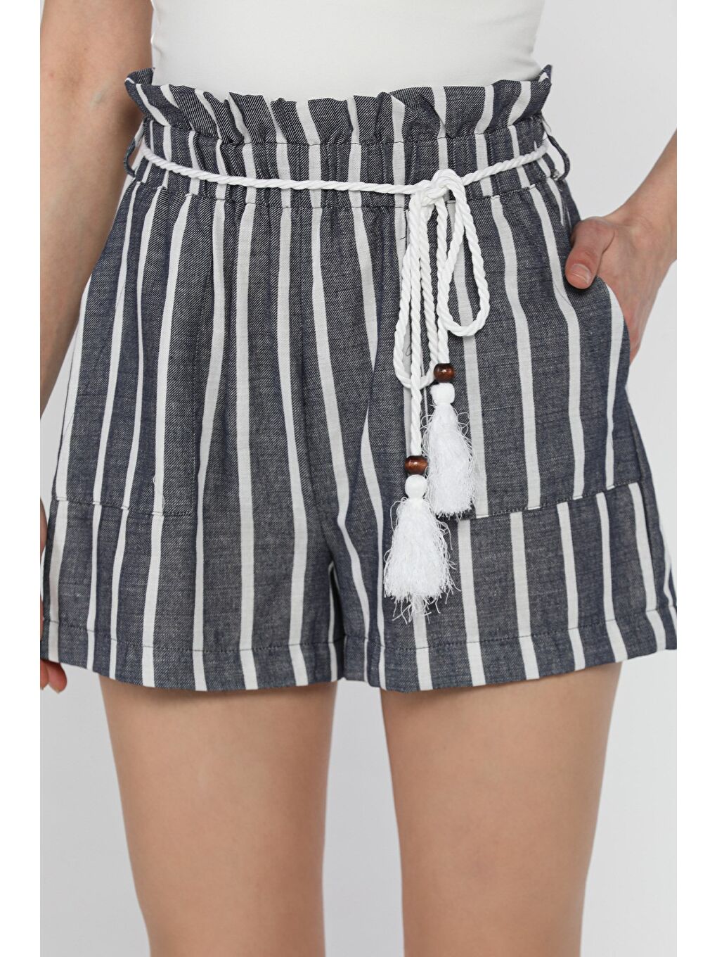 Lacivert Kadın Bel Lastikli Kuşak Detaylı Çizgi Desenli Şort-3
