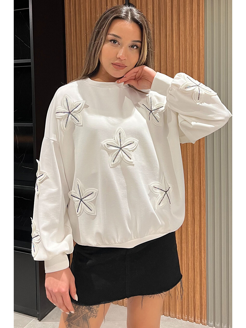 GÜLSELİ Beyaz Çiçek Motifli Kadın Sweatshirt - 1