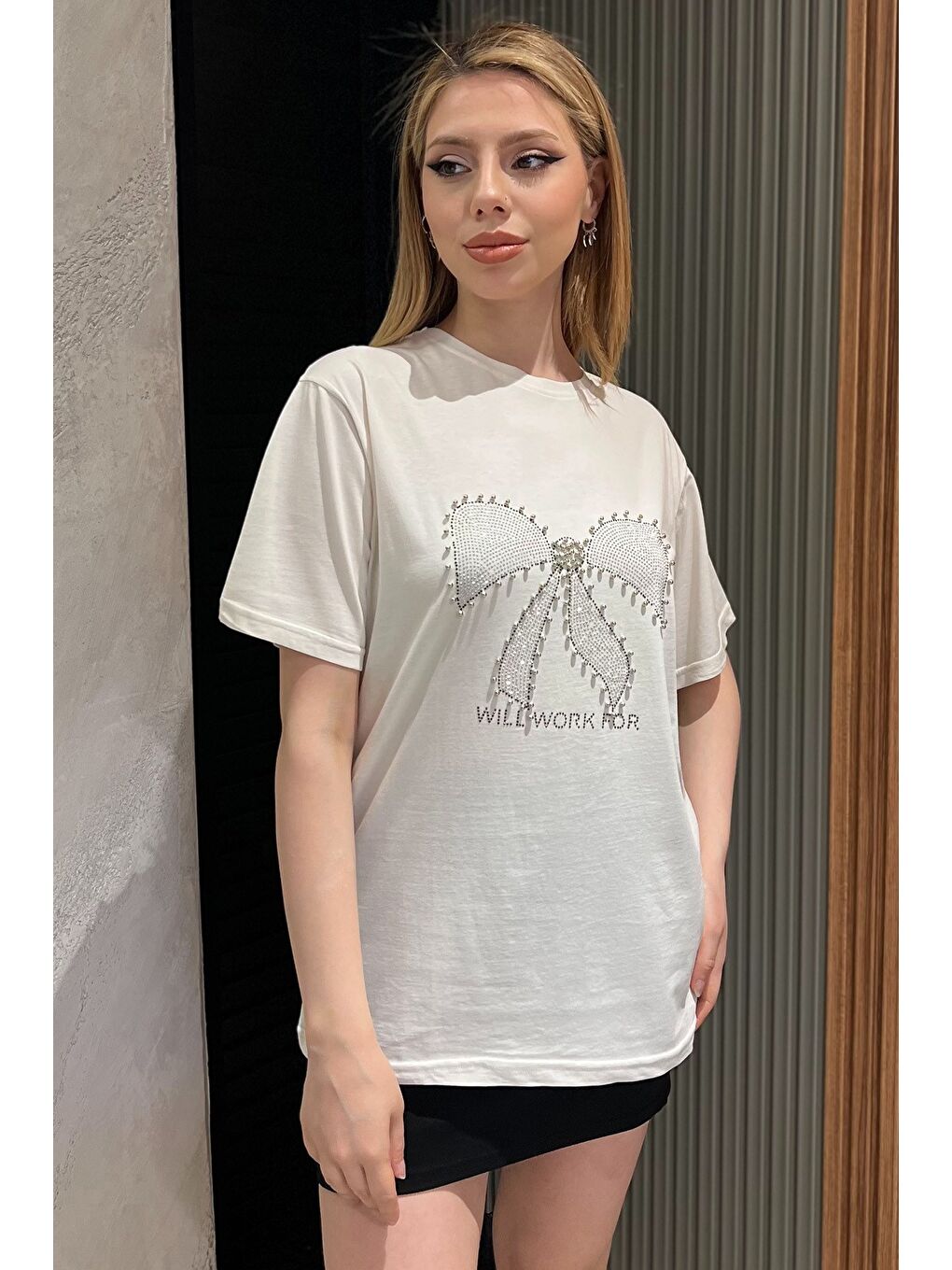 Ekru Kurdele Taşlı Bisiklet Yaka Kadın Tişört