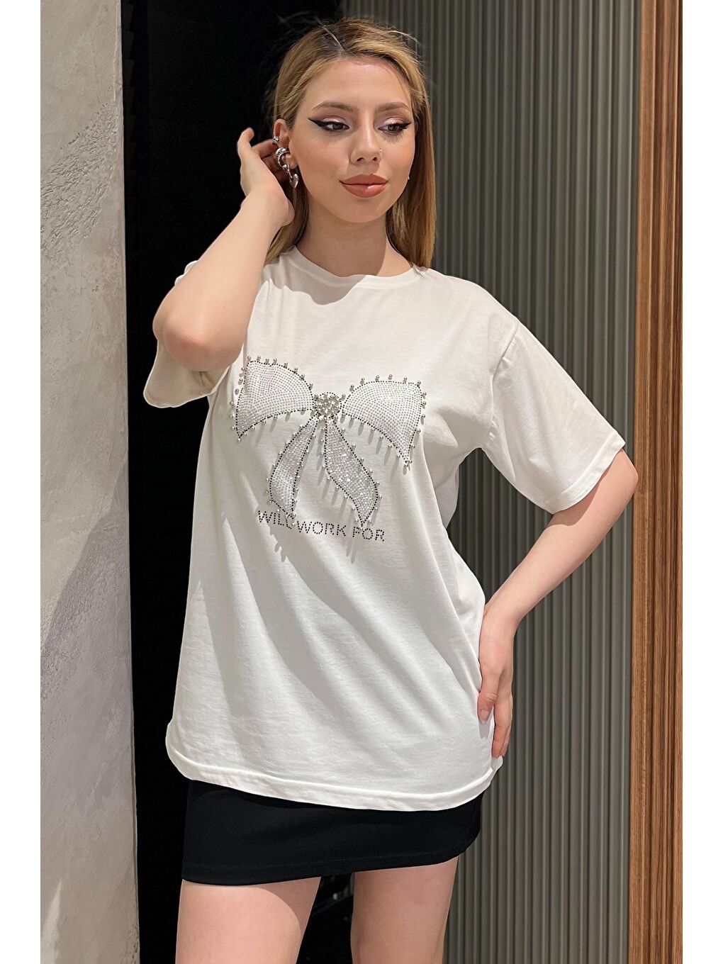 Ekru Kurdele Taşlı Bisiklet Yaka Kadın Tişört-1