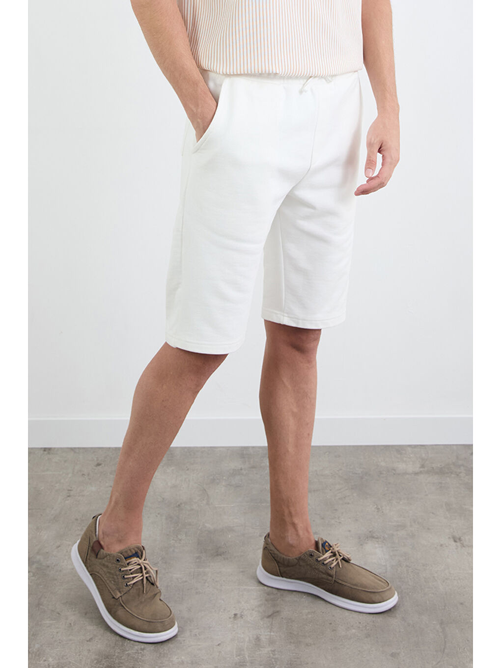 Beyaz Beli Bağlamalı Cepli Şort-2