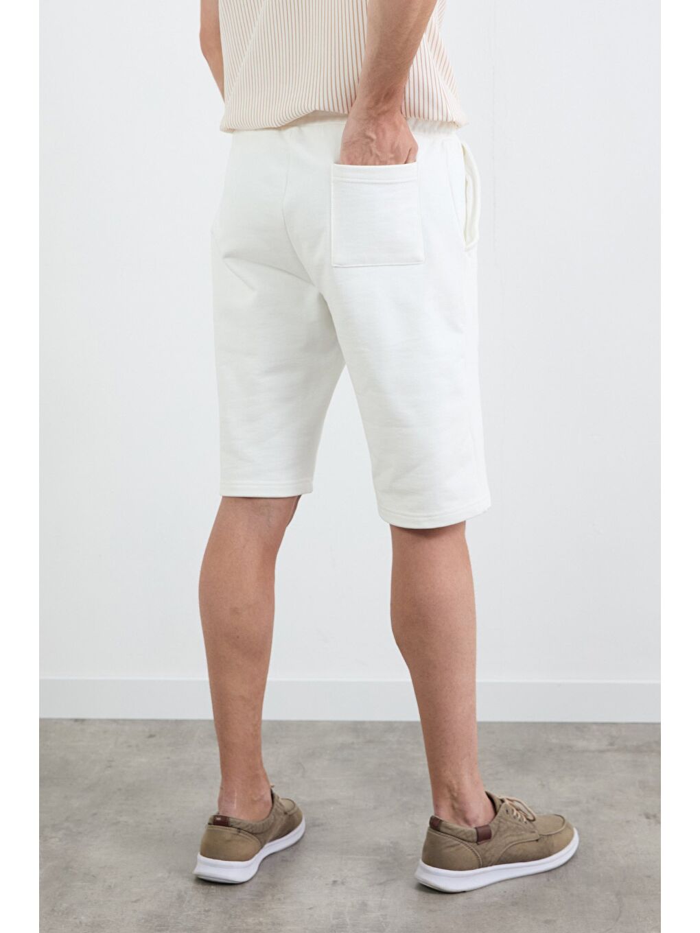 Beyaz Beli Bağlamalı Cepli Şort-3