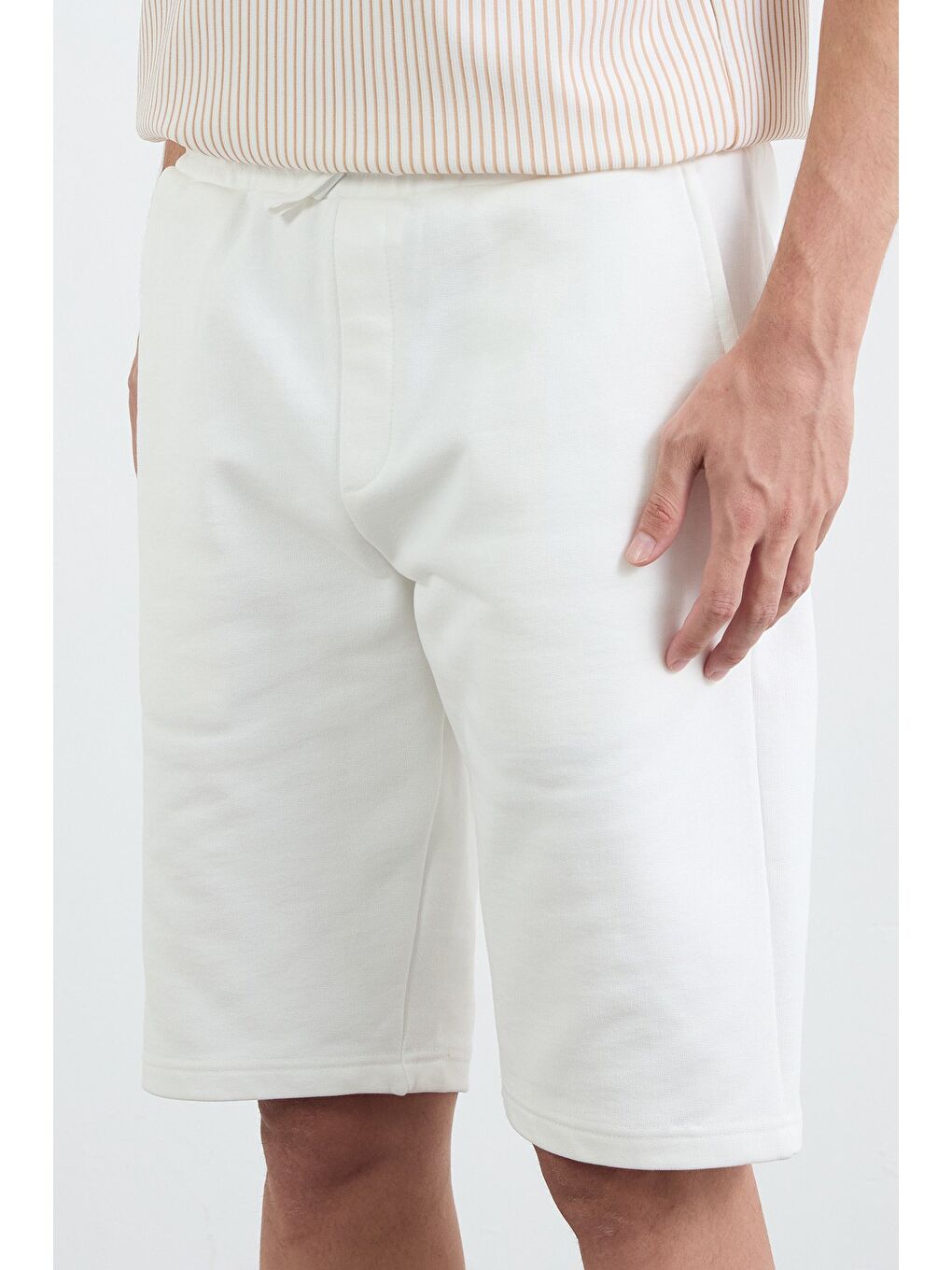 Beyaz Beli Bağlamalı Cepli Şort-4