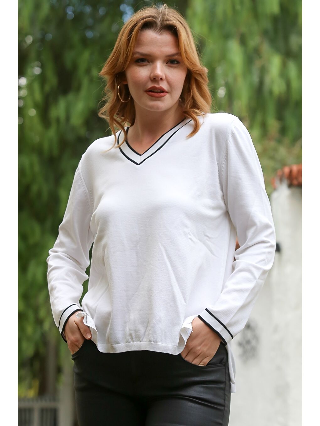 Beyaz V Yaka Uzun Kol İnce Yırtmaçlı Triko Kazak 65 60-2