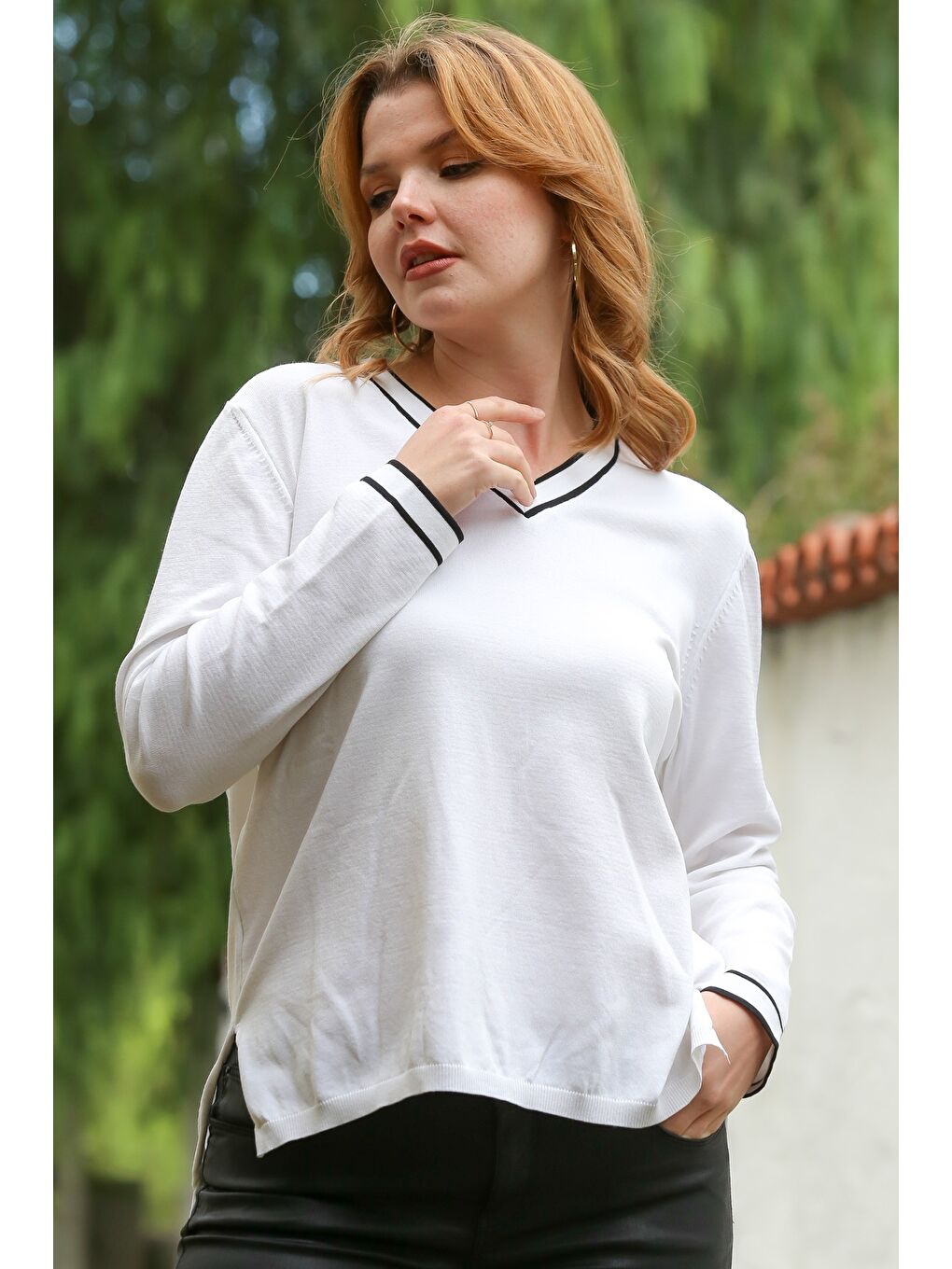 Beyaz V Yaka Uzun Kol İnce Yırtmaçlı Triko Kazak 65 60-3