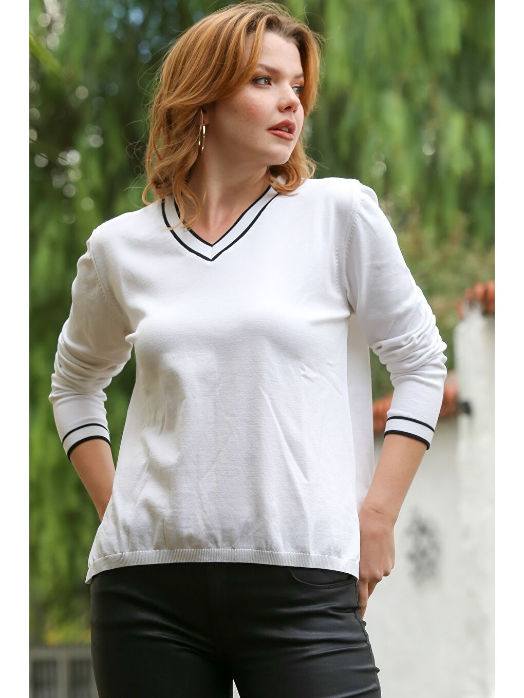 Beyaz V Yaka Uzun Kol İnce Yırtmaçlı Triko Kazak 65 60-5