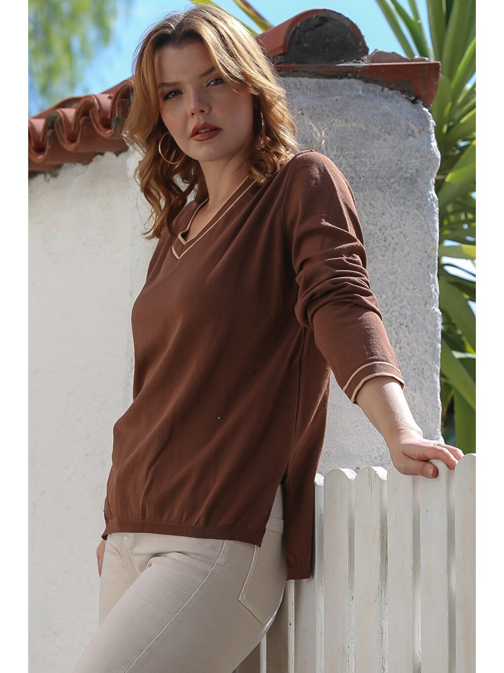 Kahverengi V Yaka Uzun Kol İnce Yırtmaçlı Triko Kazak 65 60