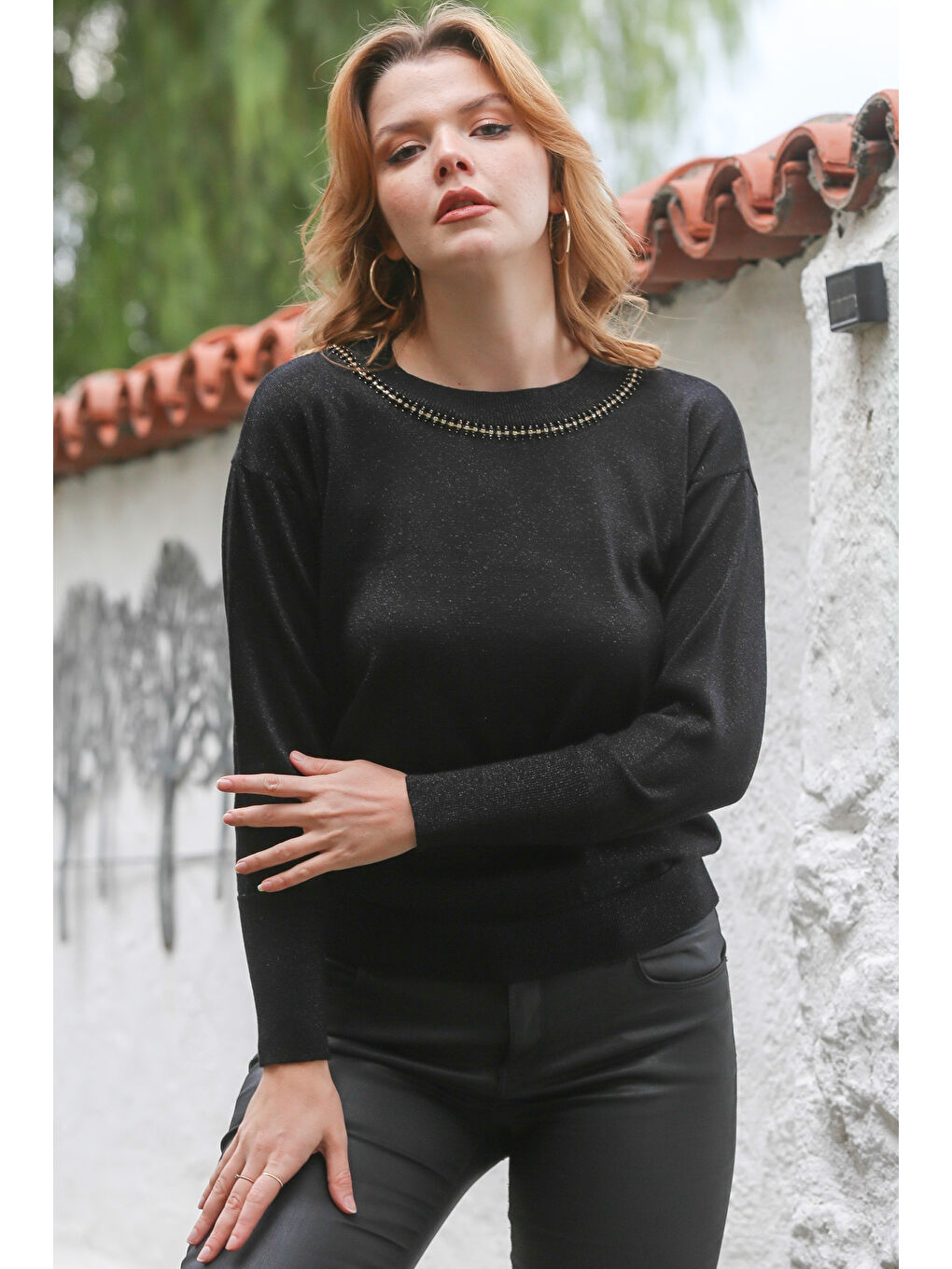 Siyah Yuvarlak Yaka Uzun Kol İnce Taşlı Simli Triko Kazak 65 62-4