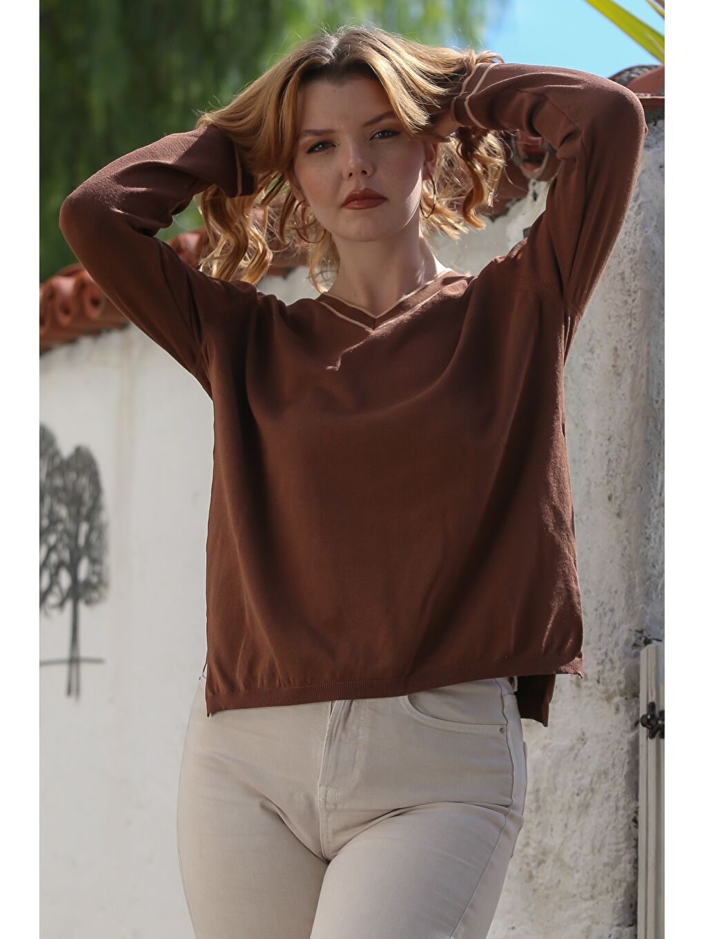 Kahverengi V Yaka Uzun Kol İnce Yırtmaçlı Triko Kazak 65 60-2