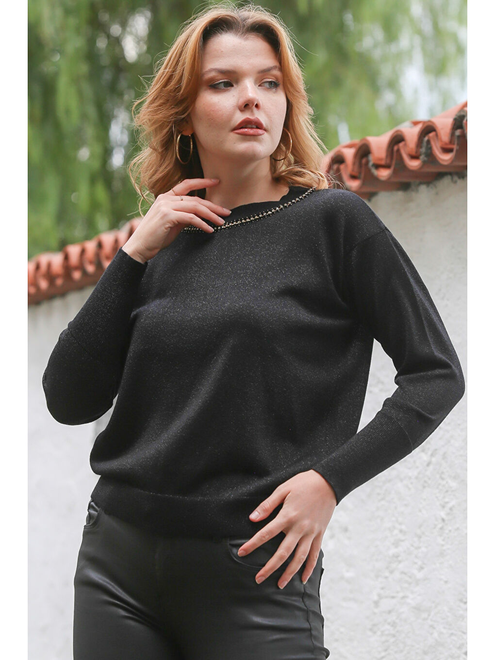 Siyah Yuvarlak Yaka Uzun Kol İnce Taşlı Simli Triko Kazak 65 62-5