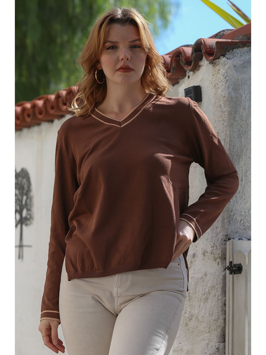 Kahverengi V Yaka Uzun Kol İnce Yırtmaçlı Triko Kazak 65 60-3