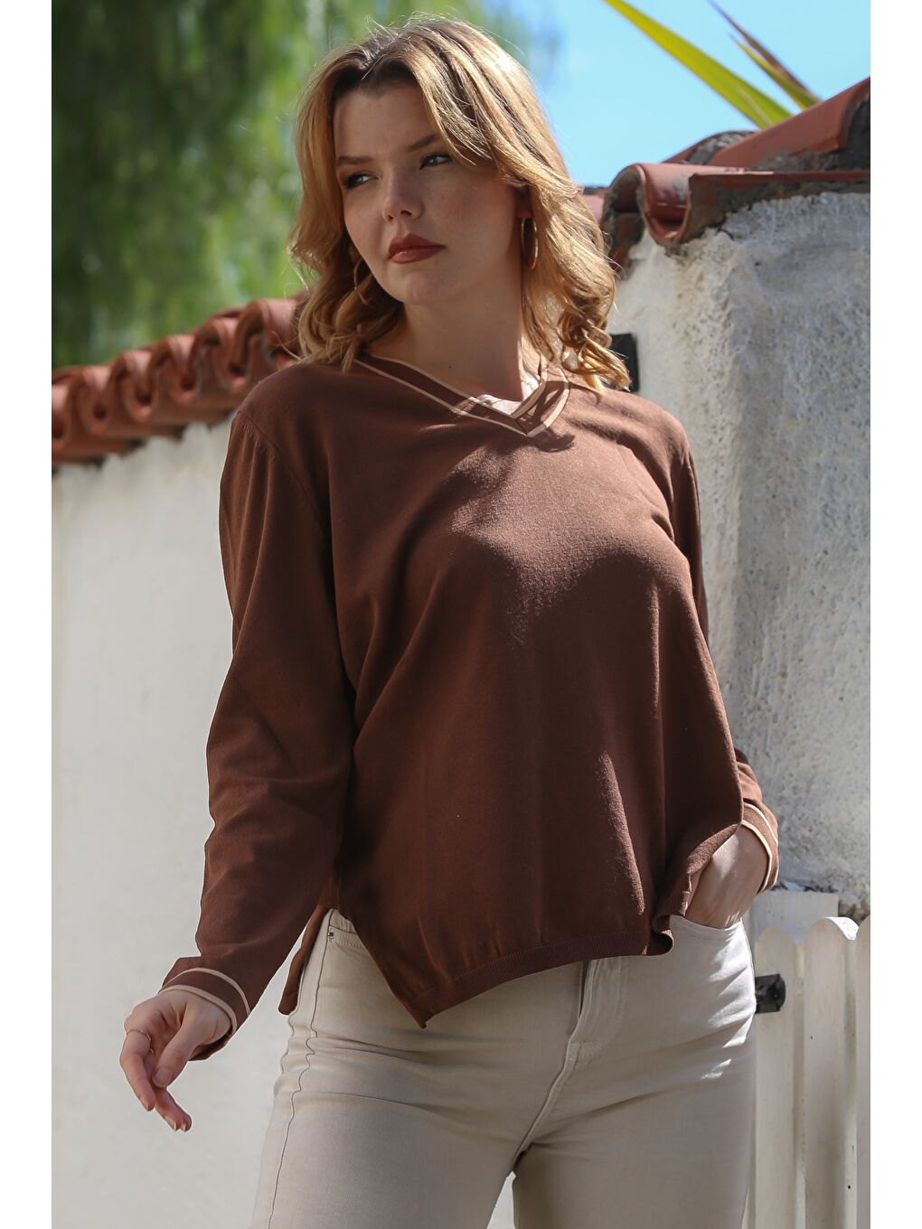 Kahverengi V Yaka Uzun Kol İnce Yırtmaçlı Triko Kazak 65 60-4