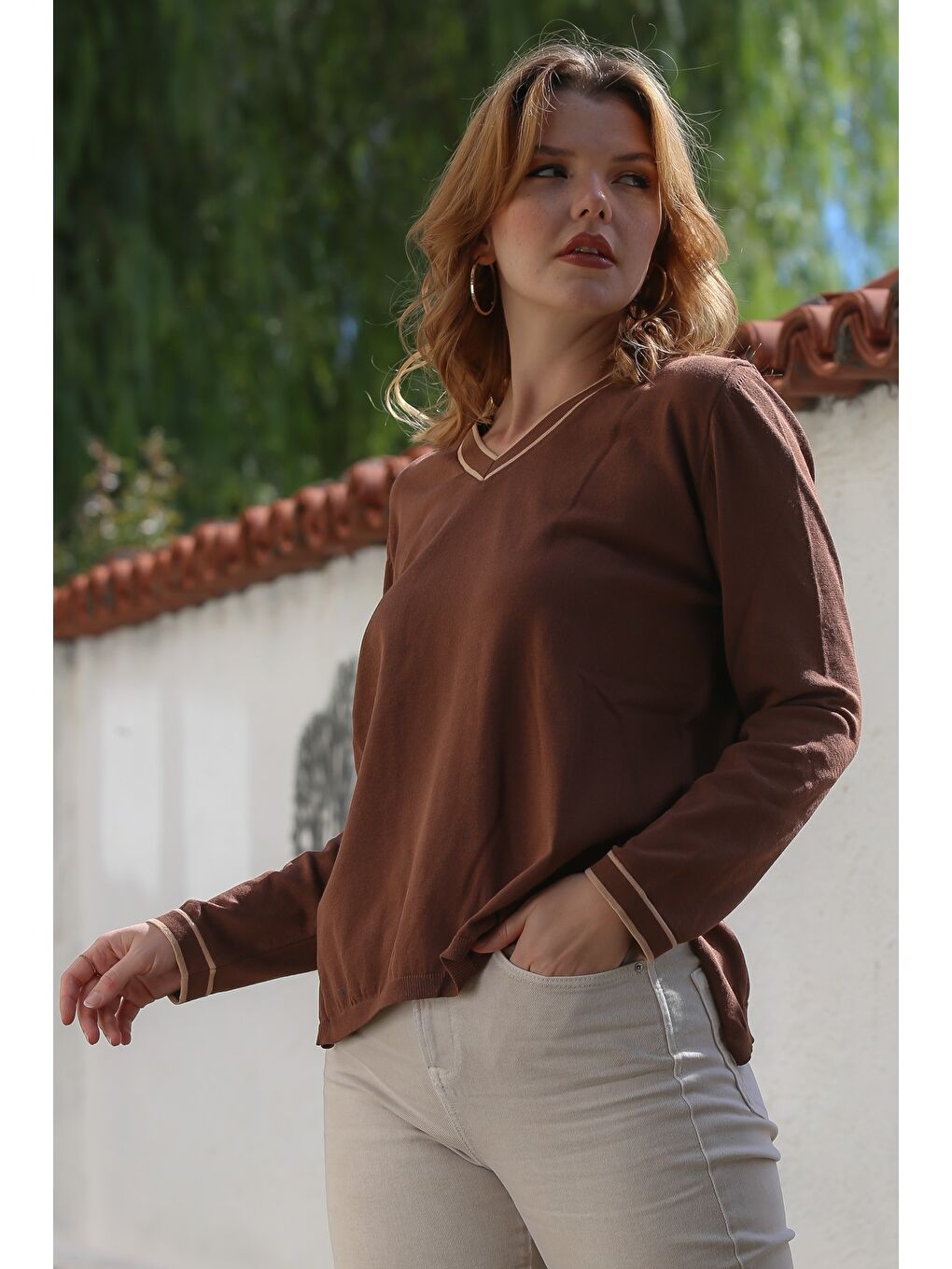 Kahverengi V Yaka Uzun Kol İnce Yırtmaçlı Triko Kazak 65 60-5