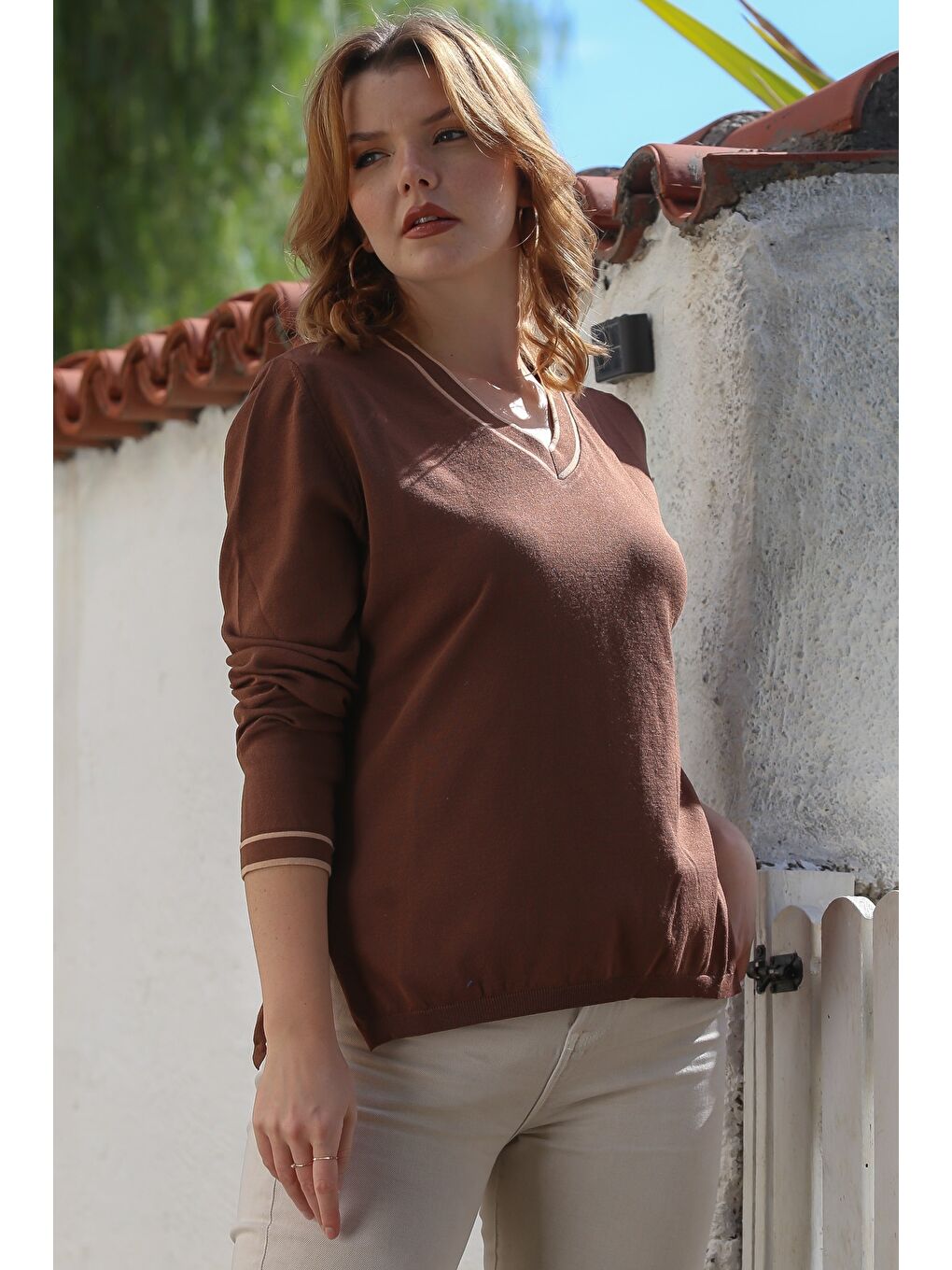 Kahverengi V Yaka Uzun Kol İnce Yırtmaçlı Triko Kazak 65 60-6