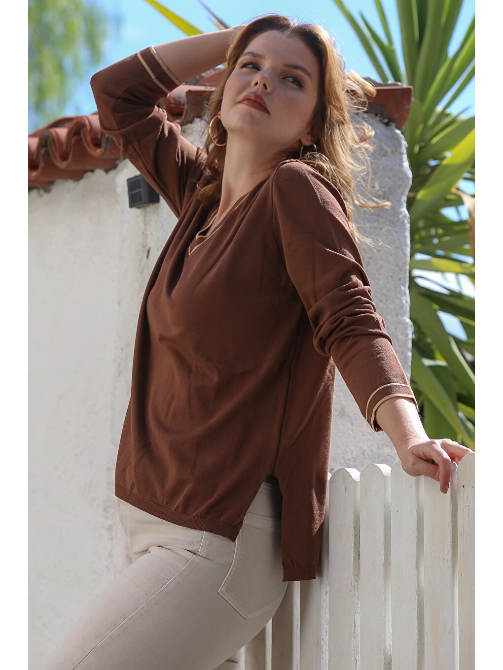 Kahverengi V Yaka Uzun Kol İnce Yırtmaçlı Triko Kazak 65 60-7