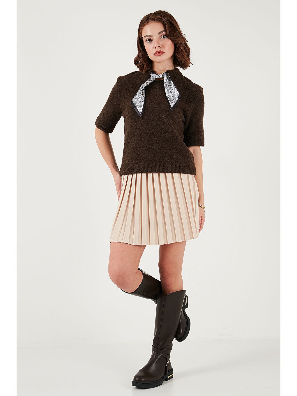 Kahverengi Yün Karışımlı Regular Fit Fularlı Yaka Kısa Kollu Triko Kazak 4617023-1