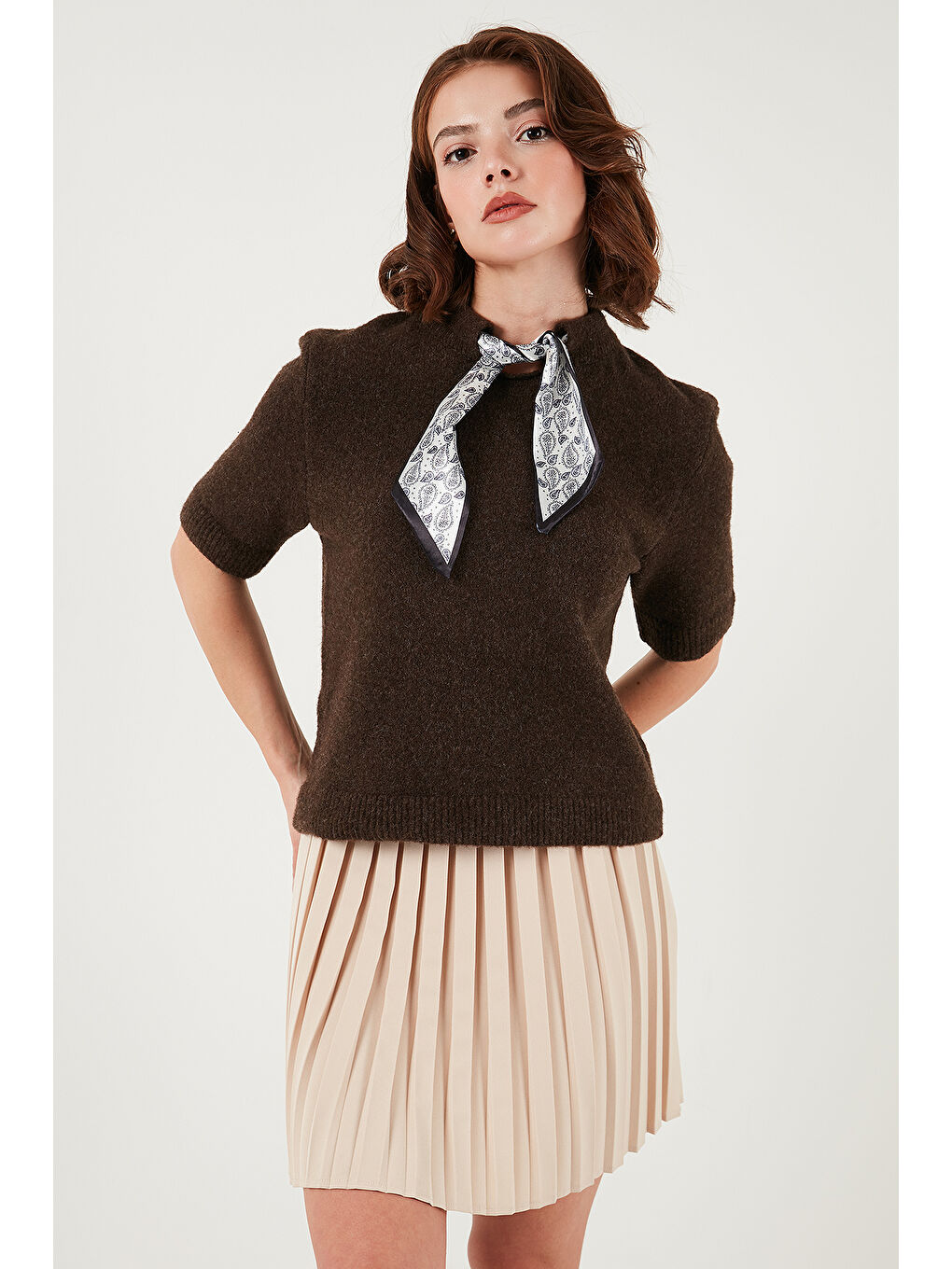 Kahverengi Yün Karışımlı Regular Fit Fularlı Yaka Kısa Kollu Triko Kazak 4617023-2