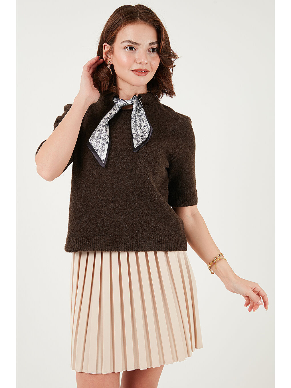 Kahverengi Yün Karışımlı Regular Fit Fularlı Yaka Kısa Kollu Triko Kazak 4617023-3