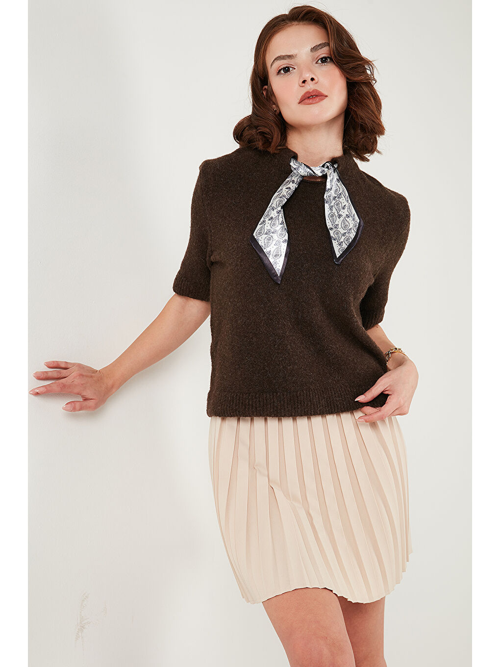 Kahverengi Yün Karışımlı Regular Fit Fularlı Yaka Kısa Kollu Triko Kazak 4617023-4