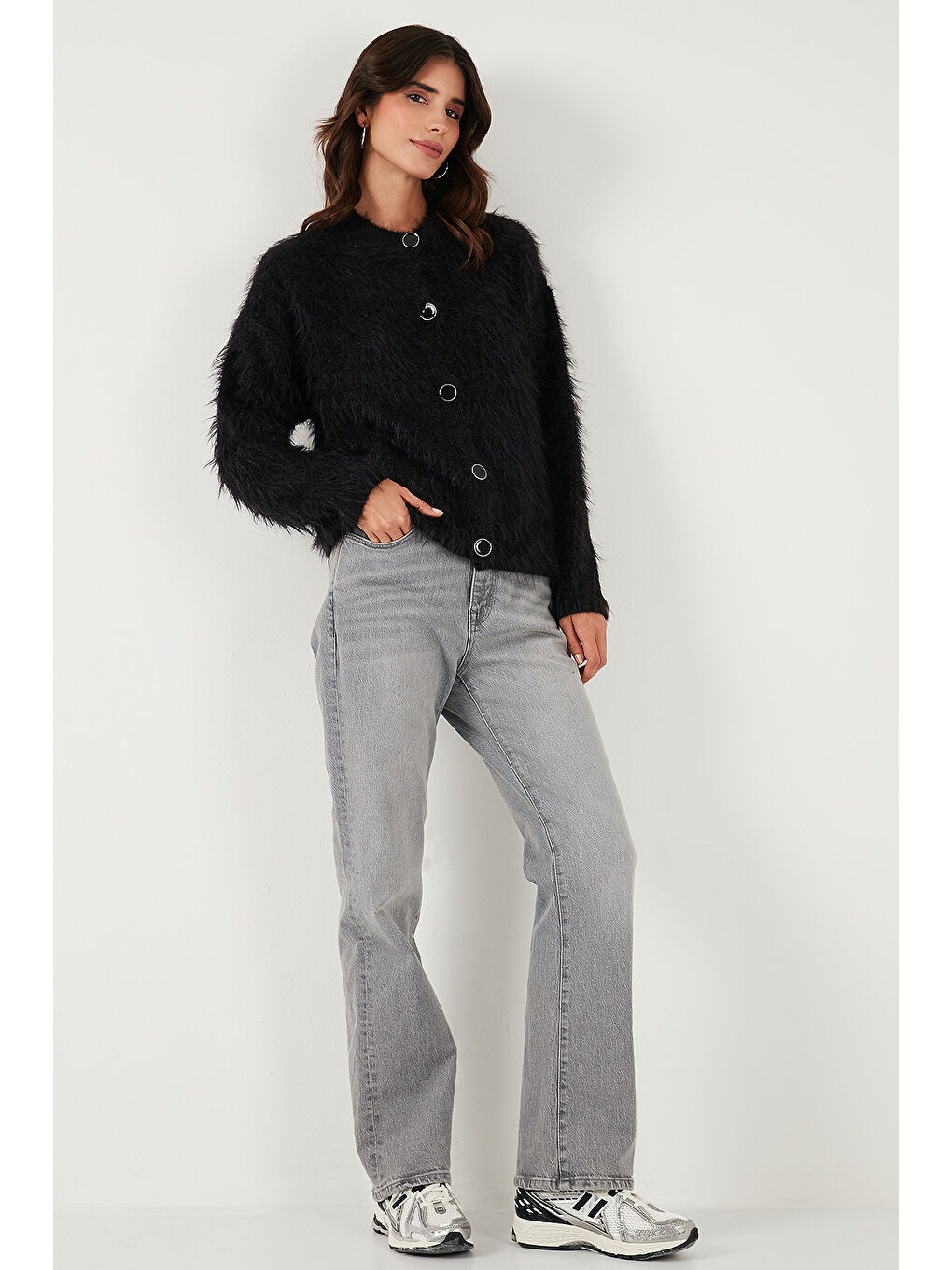 Siyah Yumuşak Tüylü Regular Fit Bisiklet Yaka Düğmeli Hırka 4617007-1