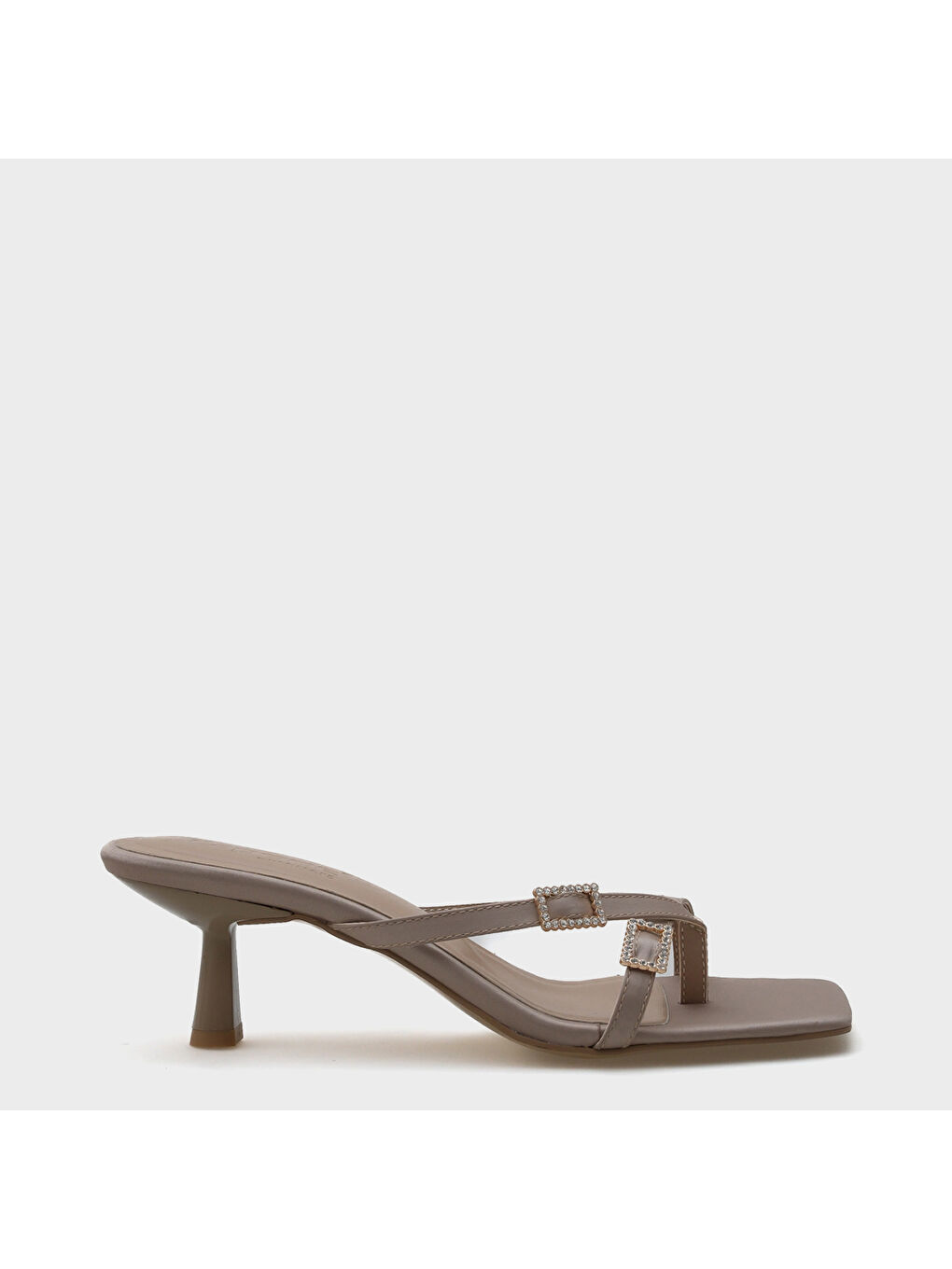 Bej Milena Küt Burunlu Orta Topuklu Çift Taşlı Tokalı Saten Kadın Terlik