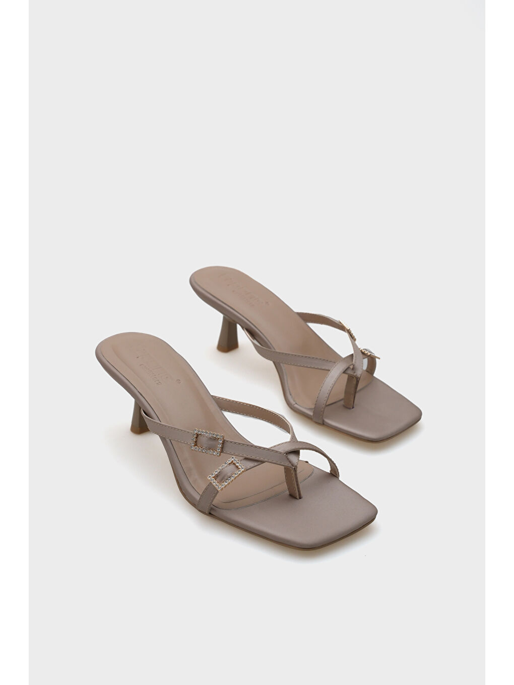 Bej Milena Küt Burunlu Orta Topuklu Çift Taşlı Tokalı Saten Kadın Terlik-1