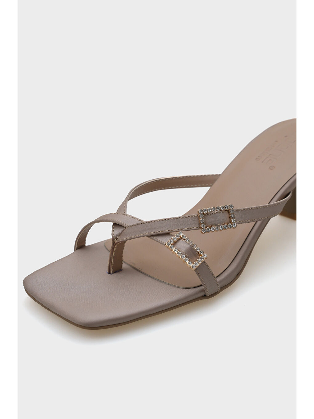 Bej Milena Küt Burunlu Orta Topuklu Çift Taşlı Tokalı Saten Kadın Terlik-2