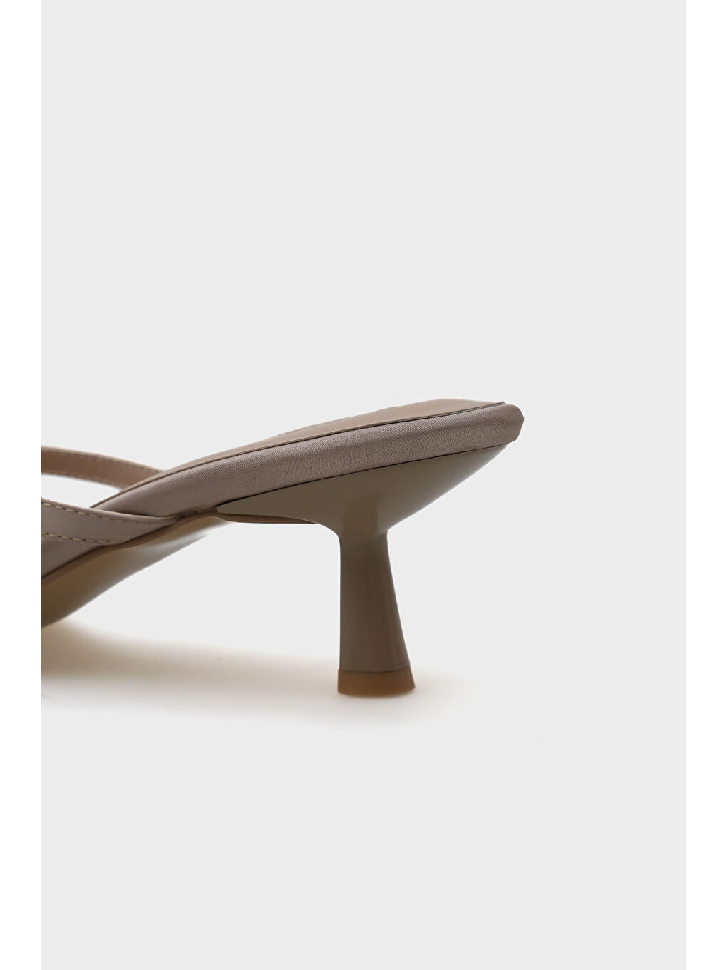 Bej Milena Küt Burunlu Orta Topuklu Çift Taşlı Tokalı Saten Kadın Terlik-4