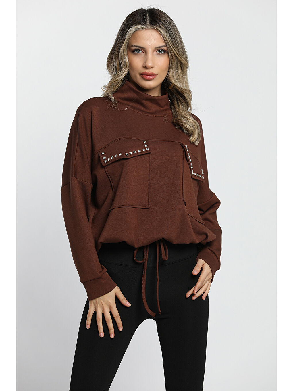 Kahverengi Yarım Balıkçı Yaka Çift Cepli Bel Bağlama Detaylı Ve Konforlu Taşlı Sweatshirt