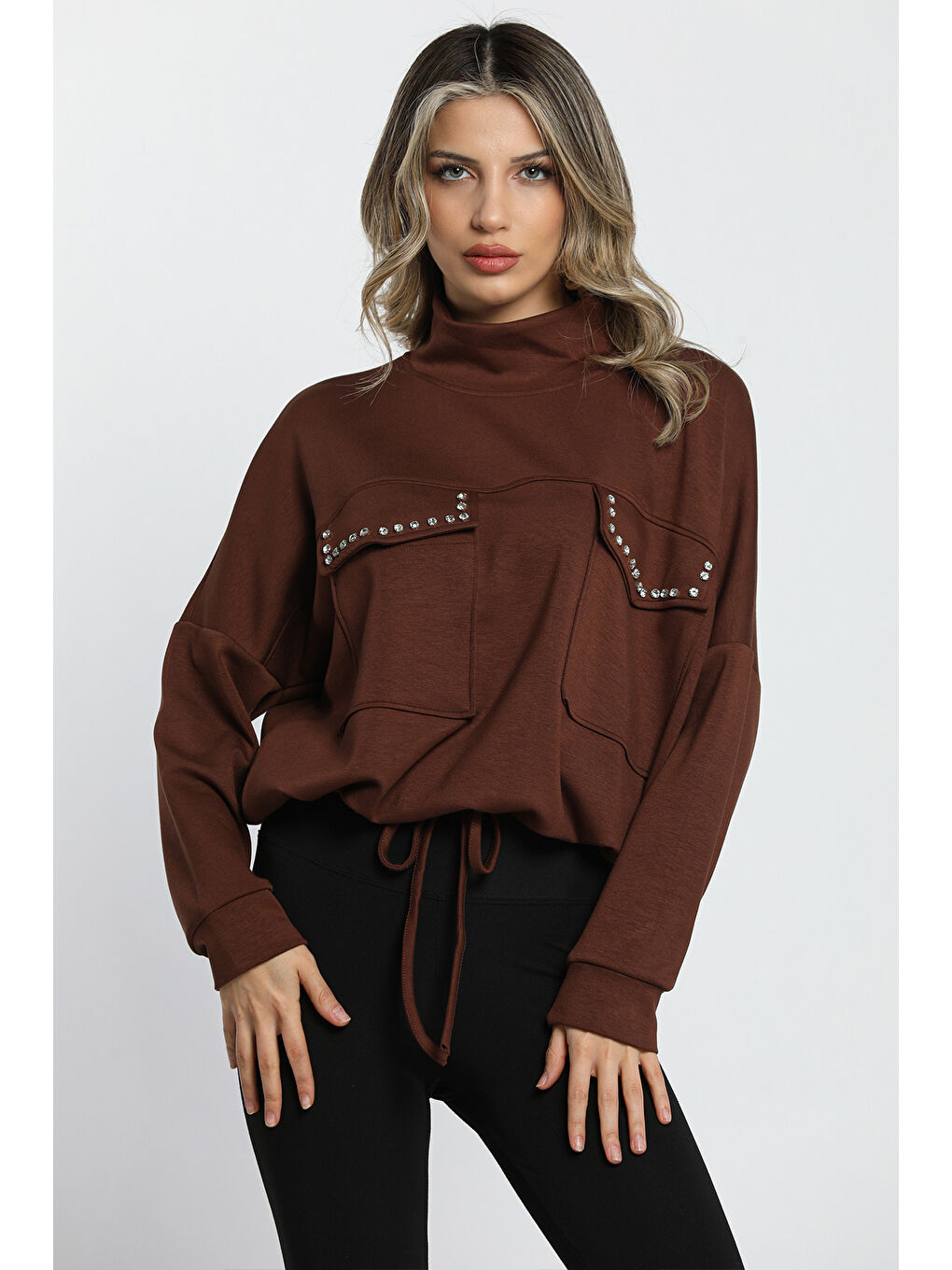 Kahverengi Yarım Balıkçı Yaka Çift Cepli Bel Bağlama Detaylı Ve Konforlu Taşlı Sweatshirt-1