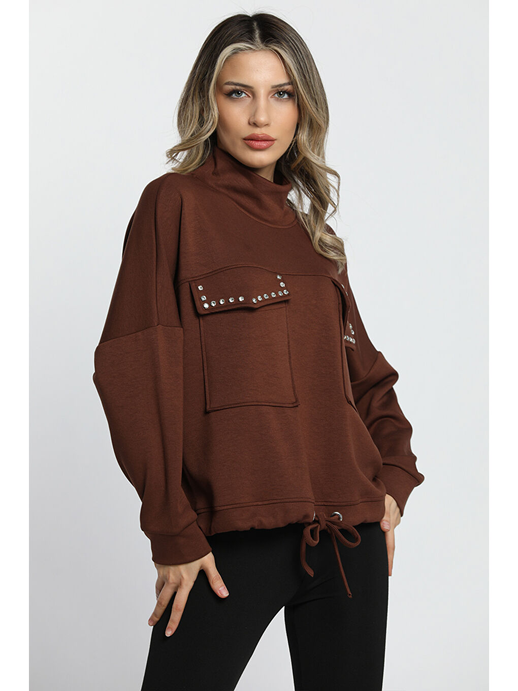 Kahverengi Yarım Balıkçı Yaka Çift Cepli Bel Bağlama Detaylı Ve Konforlu Taşlı Sweatshirt-2