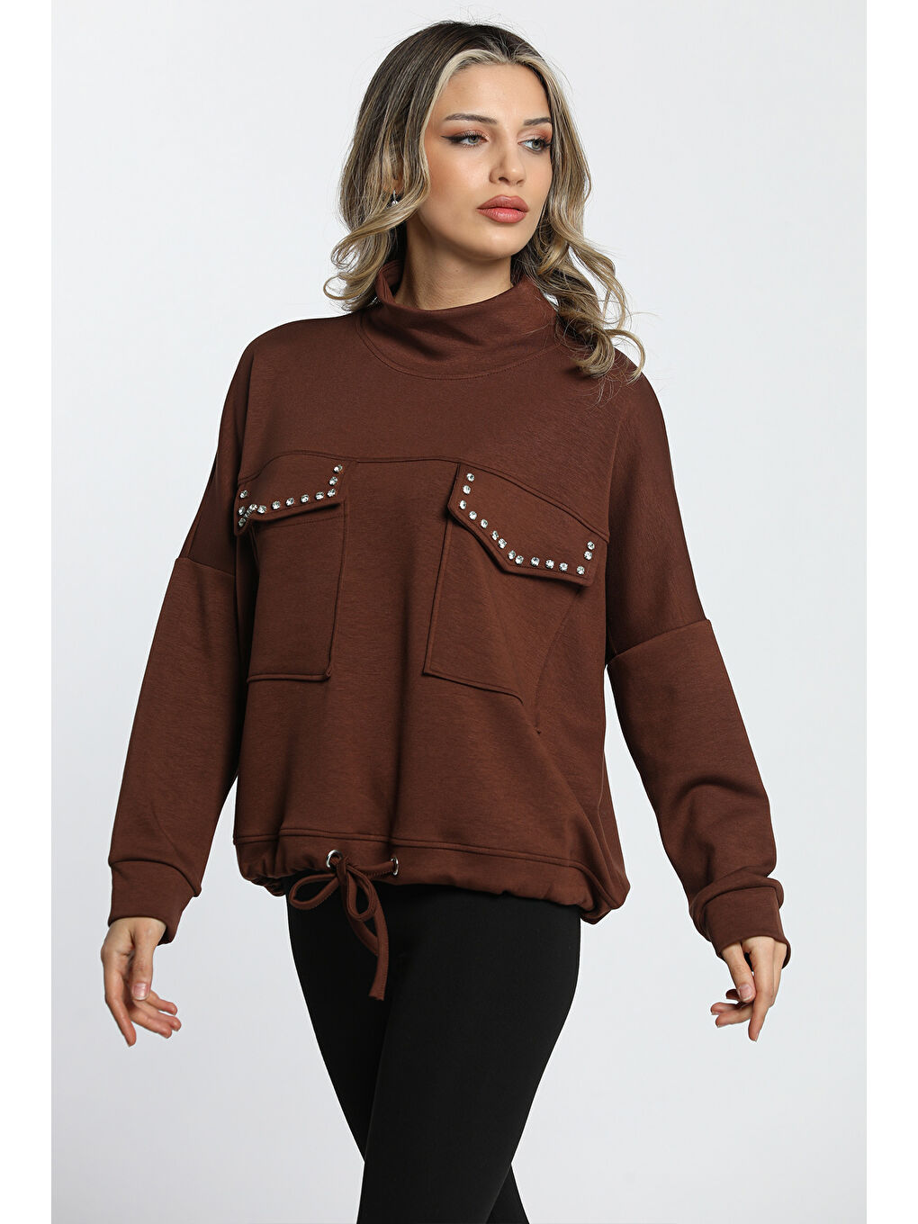 Kahverengi Yarım Balıkçı Yaka Çift Cepli Bel Bağlama Detaylı Ve Konforlu Taşlı Sweatshirt-3
