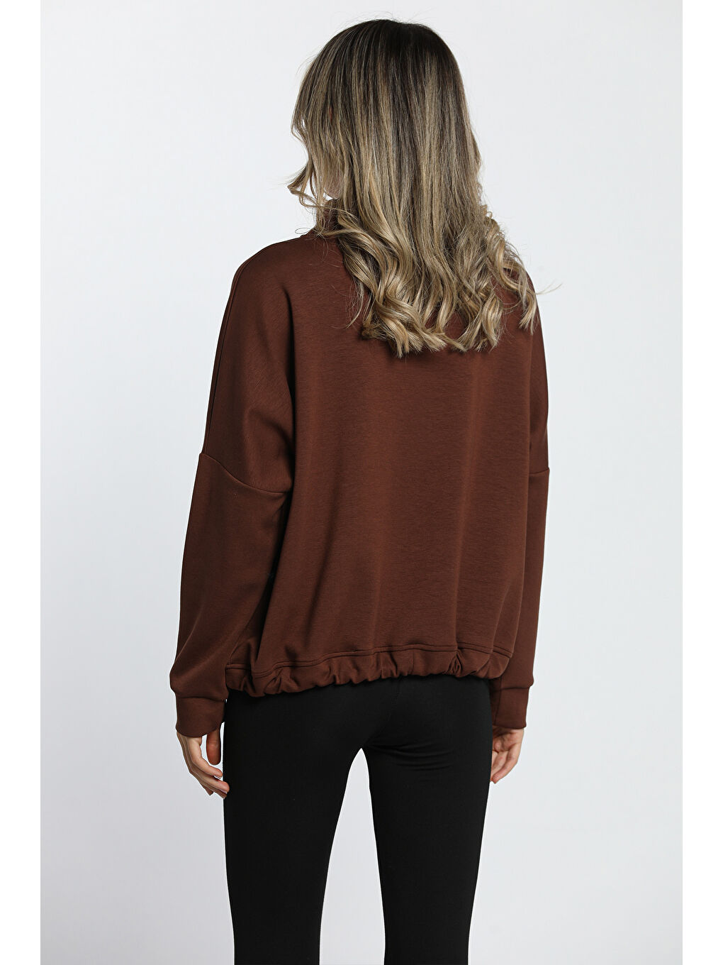 Kahverengi Yarım Balıkçı Yaka Çift Cepli Bel Bağlama Detaylı Ve Konforlu Taşlı Sweatshirt-4