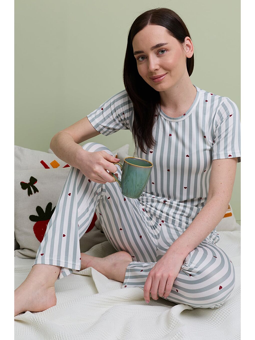 Yeşil Büyük Kalpli Desenli Bisiklet Yaka Kısa Kollu Pijama Takımı