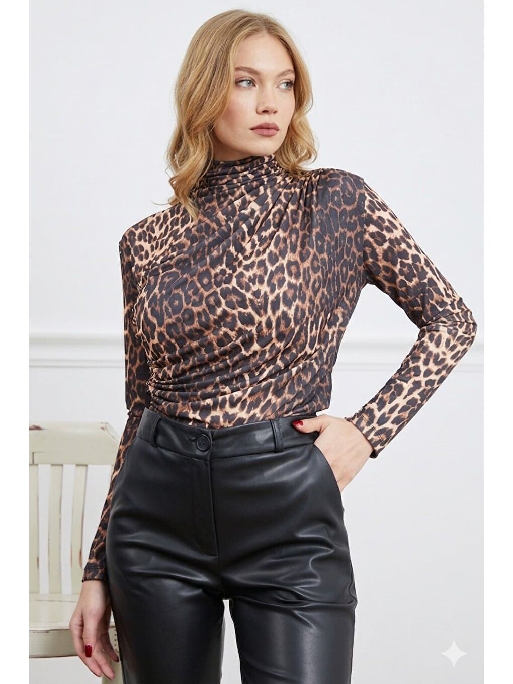 Kahverengi Leopar Desenli Drapeli Dik Yaka Bluz