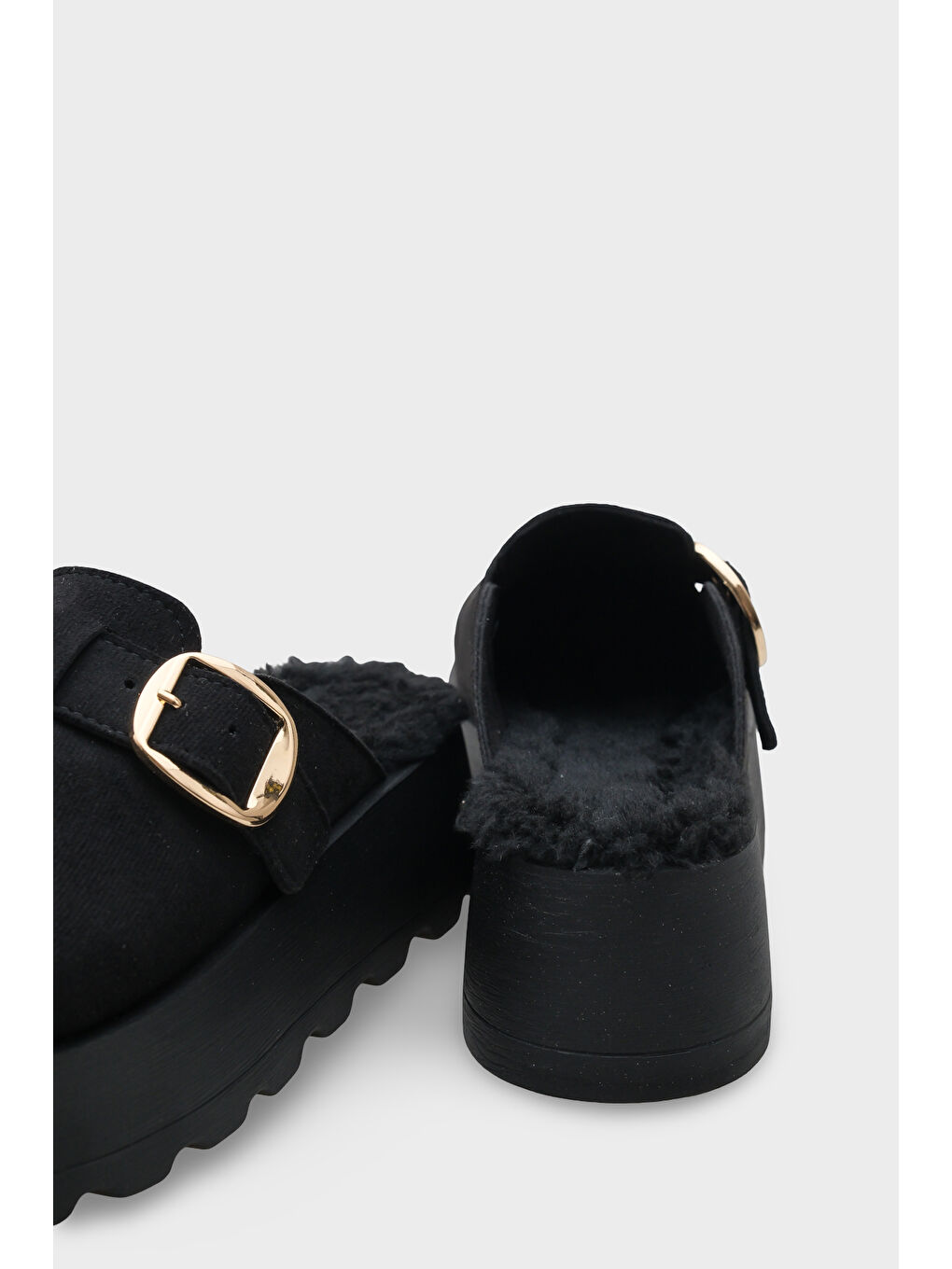 Siyah Leticia Kürklü Süet Görünümlü Kadın Sabo-3