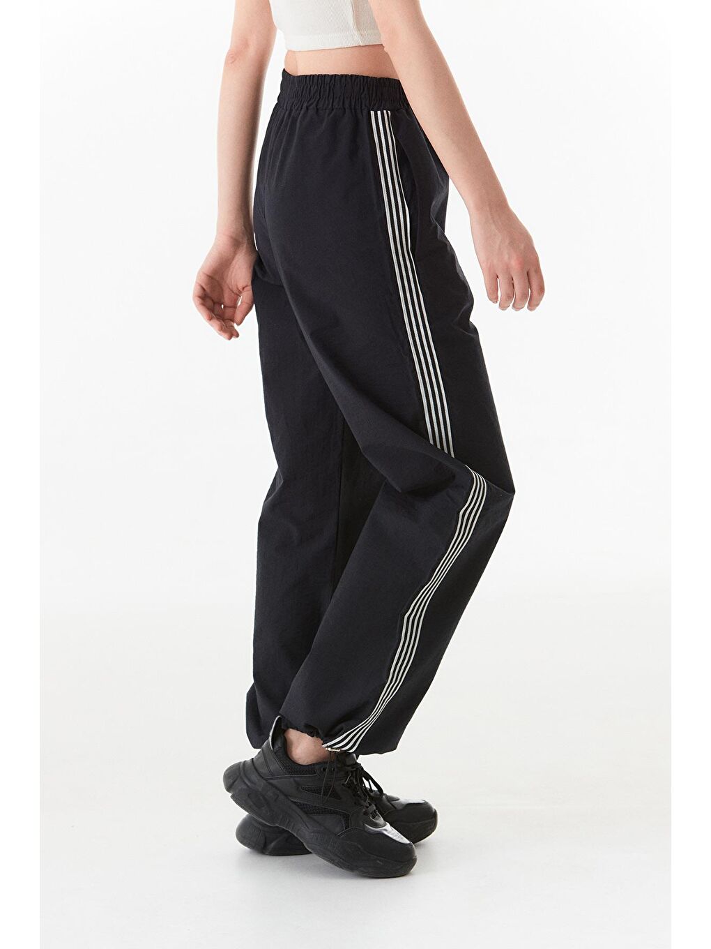 Siyah Çizgili Beli Lastikli Paçası Stoperli Eşofman Altı-3