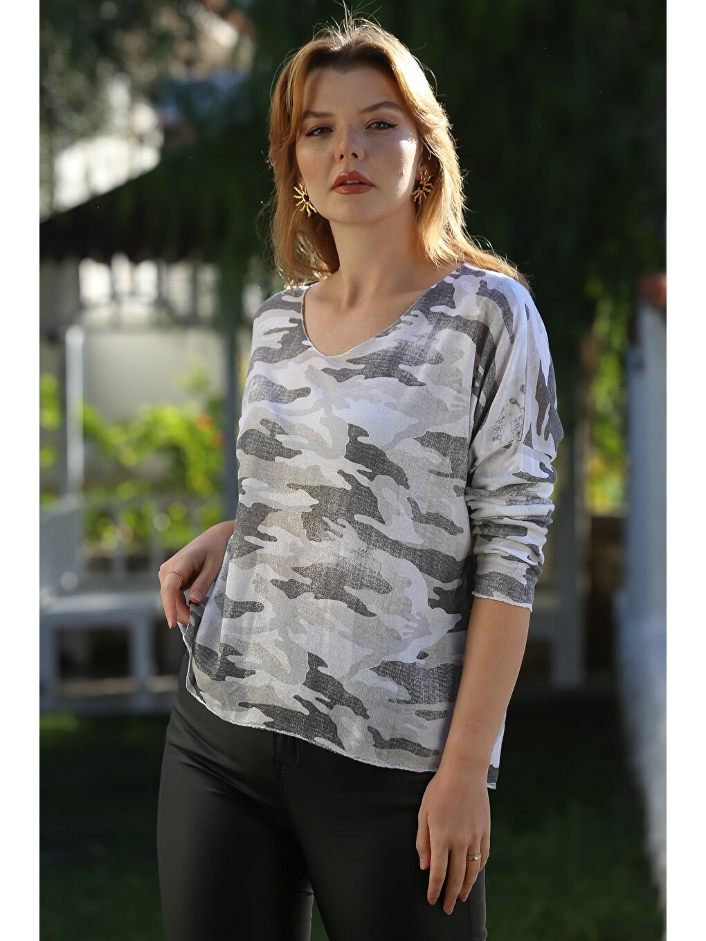 İtalyan Beyaz V Yaka Uzun Kol Kamuflaj İnce Yaka Ve Etek Ucu Lurex İpli Casual Triko Bluz 68 65-1
